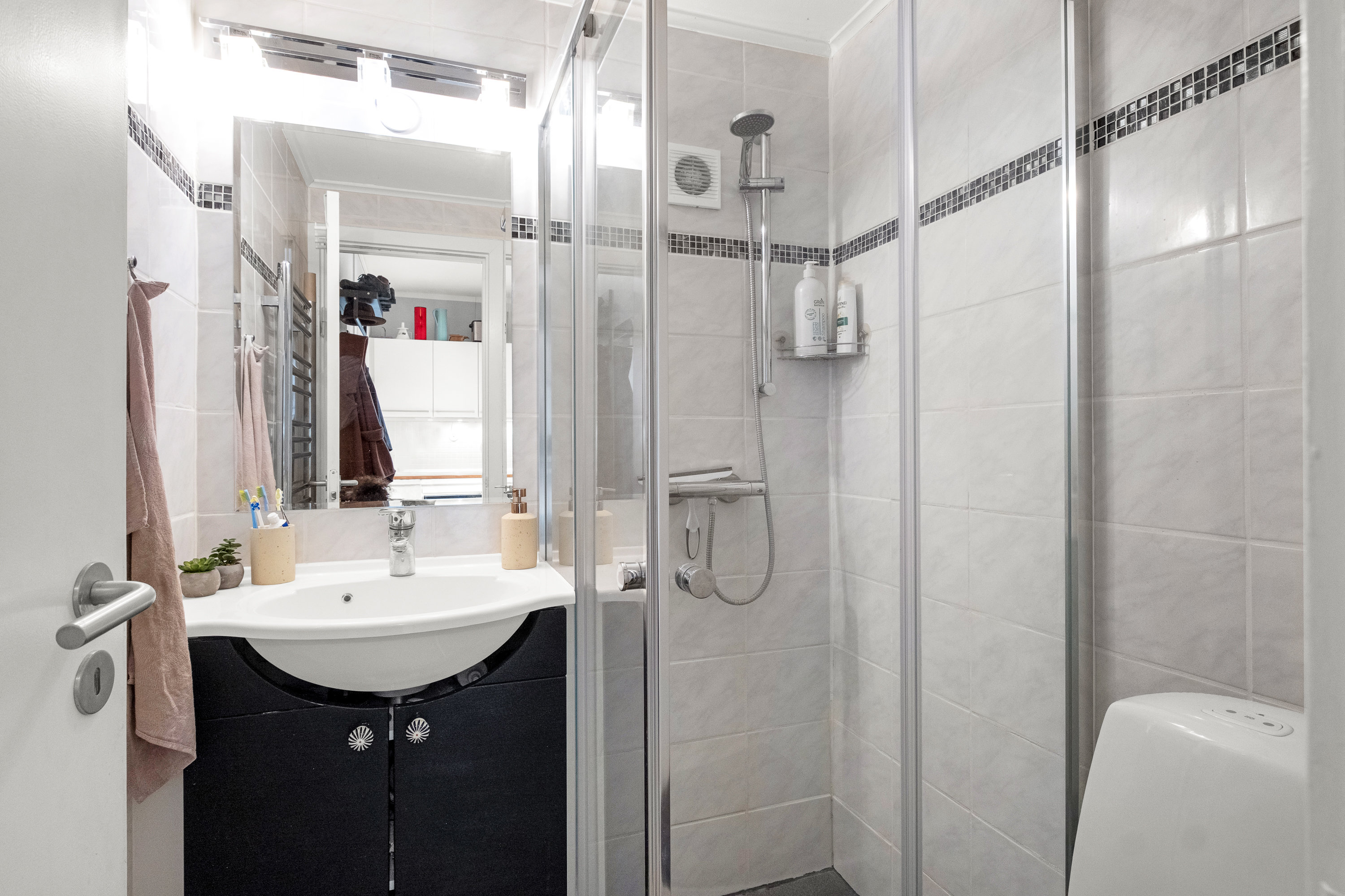 Fremhævet badeværelse billede i fuldskærmstilstand. Billede af Augustenborggade 25J, 3. mf., 8000 Aarhus C