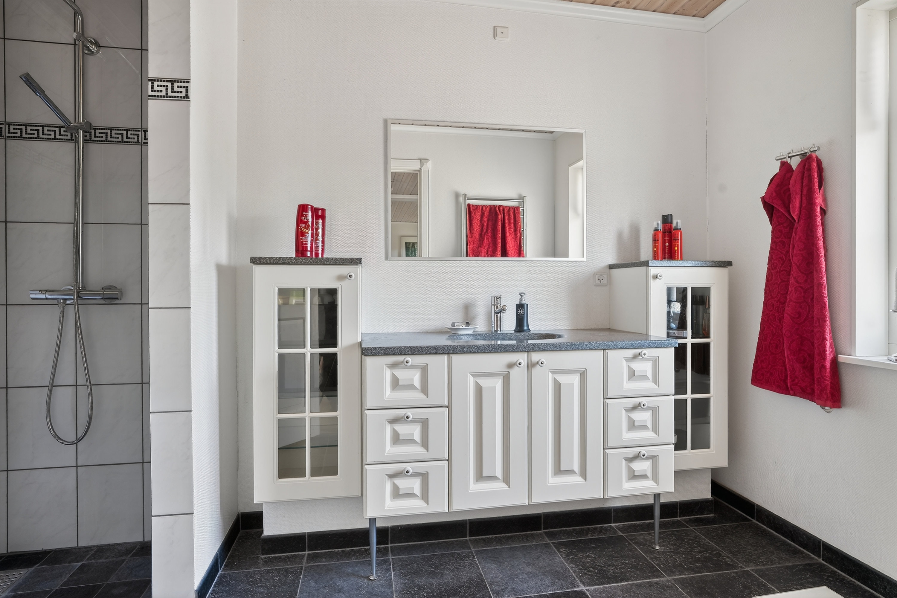 Fremhævet badeværelse billede i fuldskærmstilstand. Billede af Klokkelyngen 39, 4573 Højby