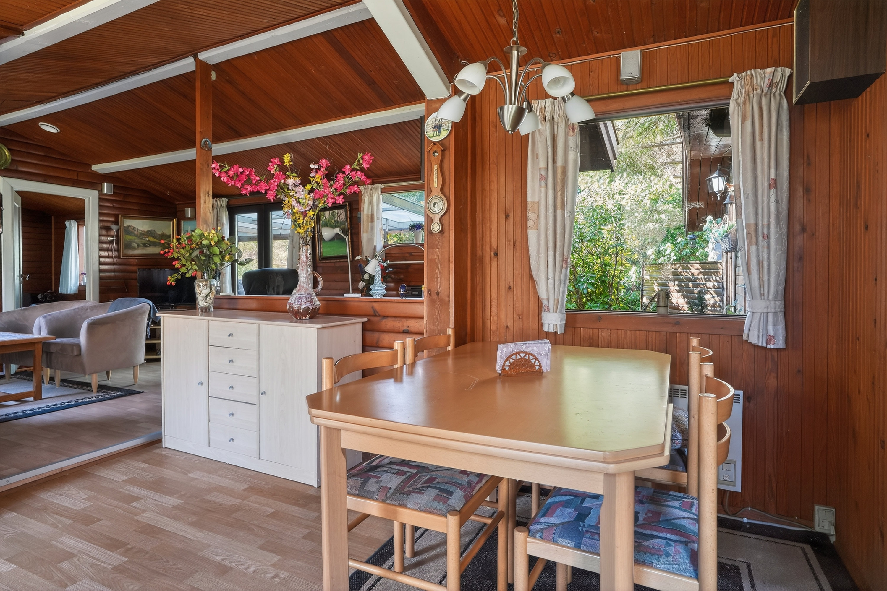 Fremhævet spisestue billede i fuldskærmstilstand. Billede af Soldalen 30, Nakke, 4500 Nykøbing Sj