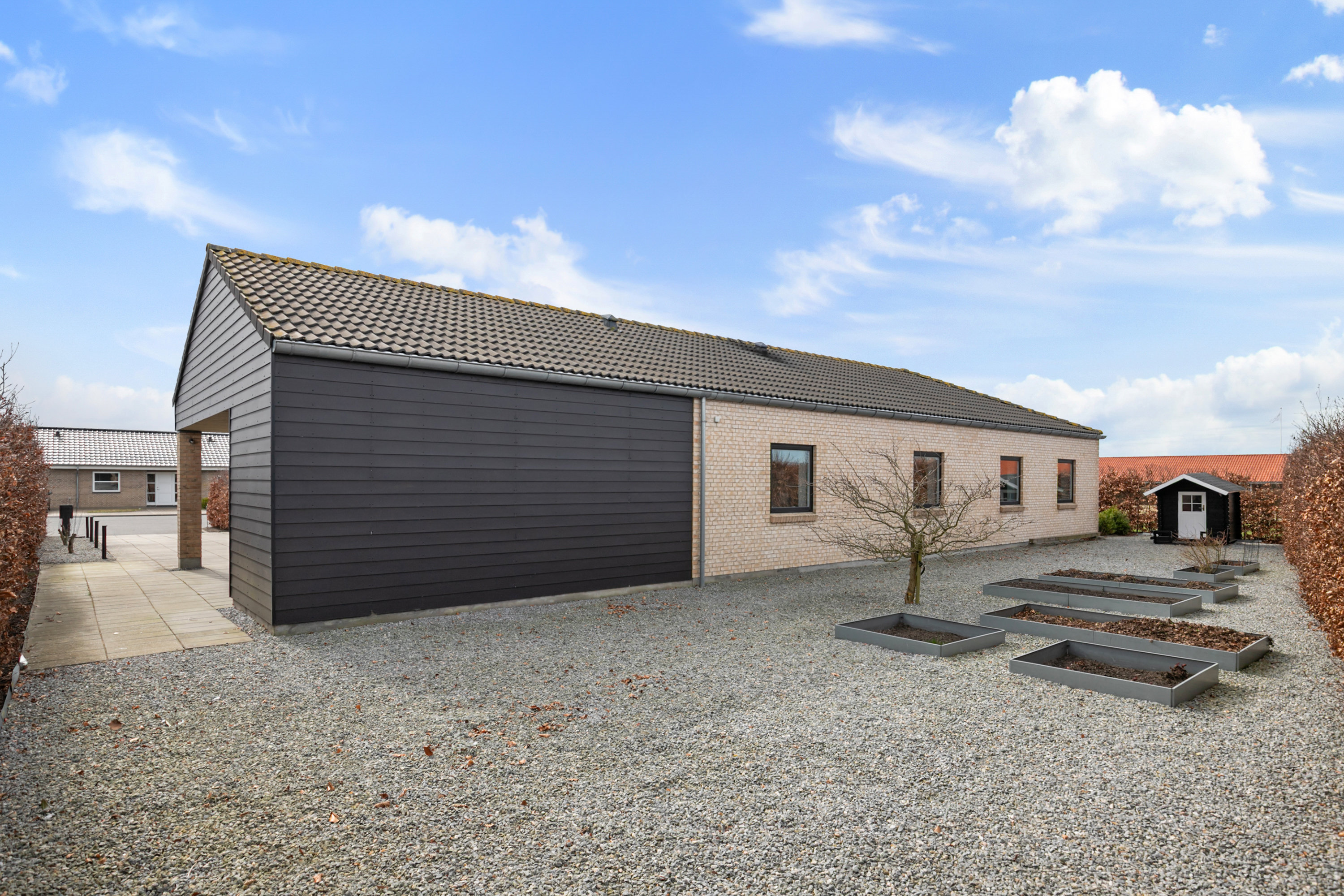 Fremhævet facade billede i fuldskærmstilstand. Billede af Skovparken 8, 9440 Aabybro