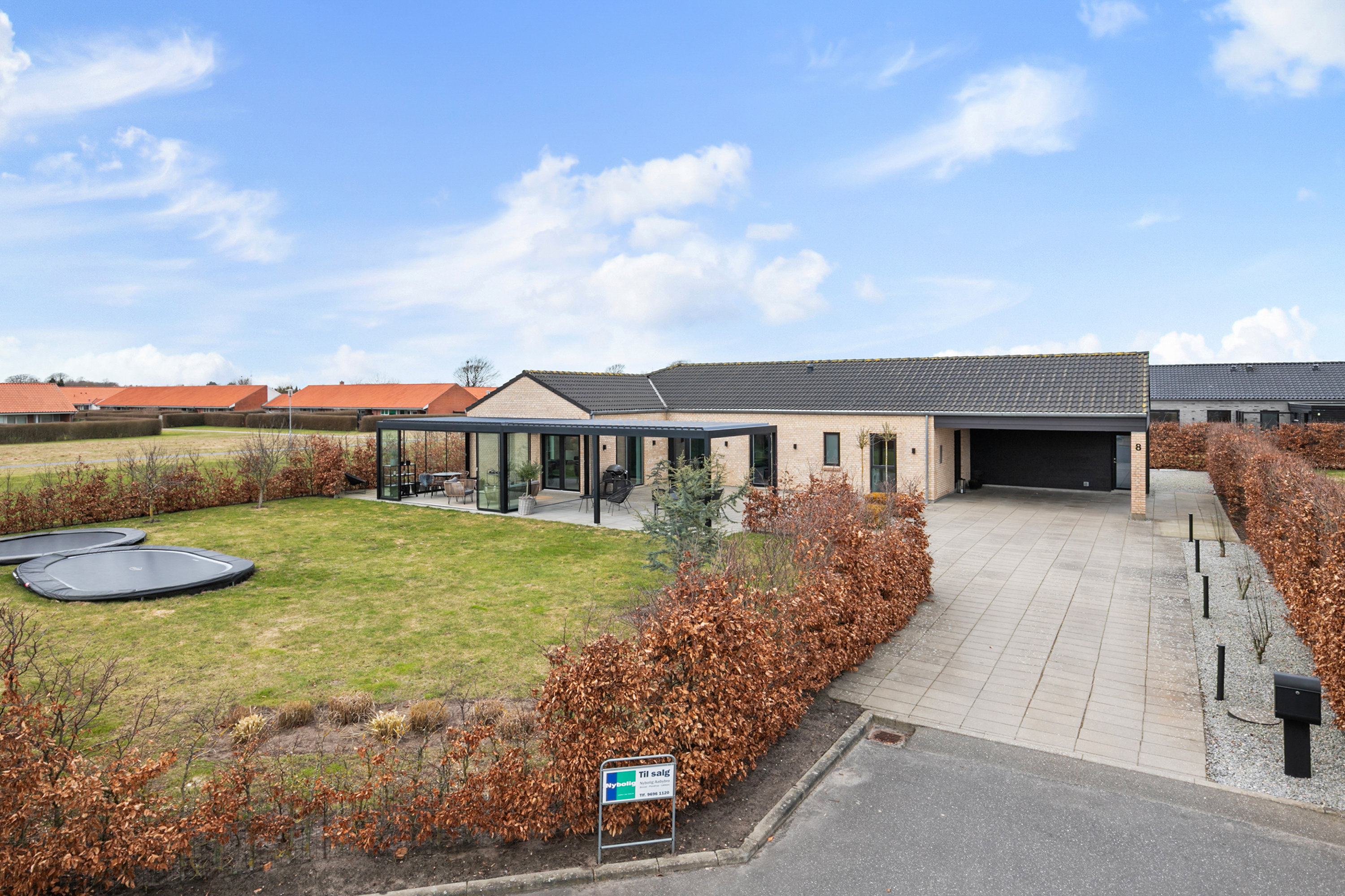 Fremhævet facade billede i fuldskærmstilstand. Billede af Skovparken 8, 9440 Aabybro