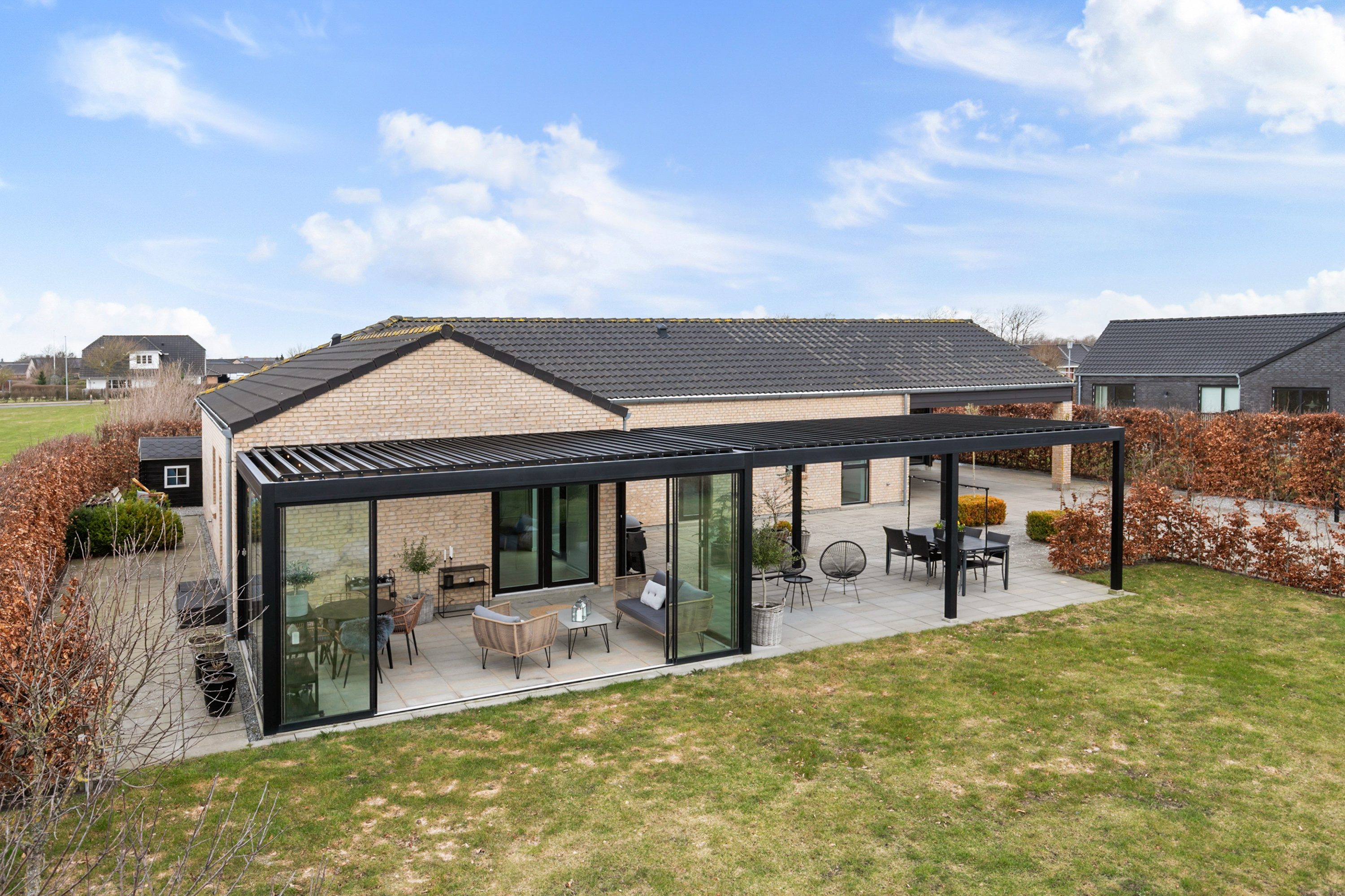 Fremhævet facade billede i fuldskærmstilstand. Billede af Skovparken 8, 9440 Aabybro