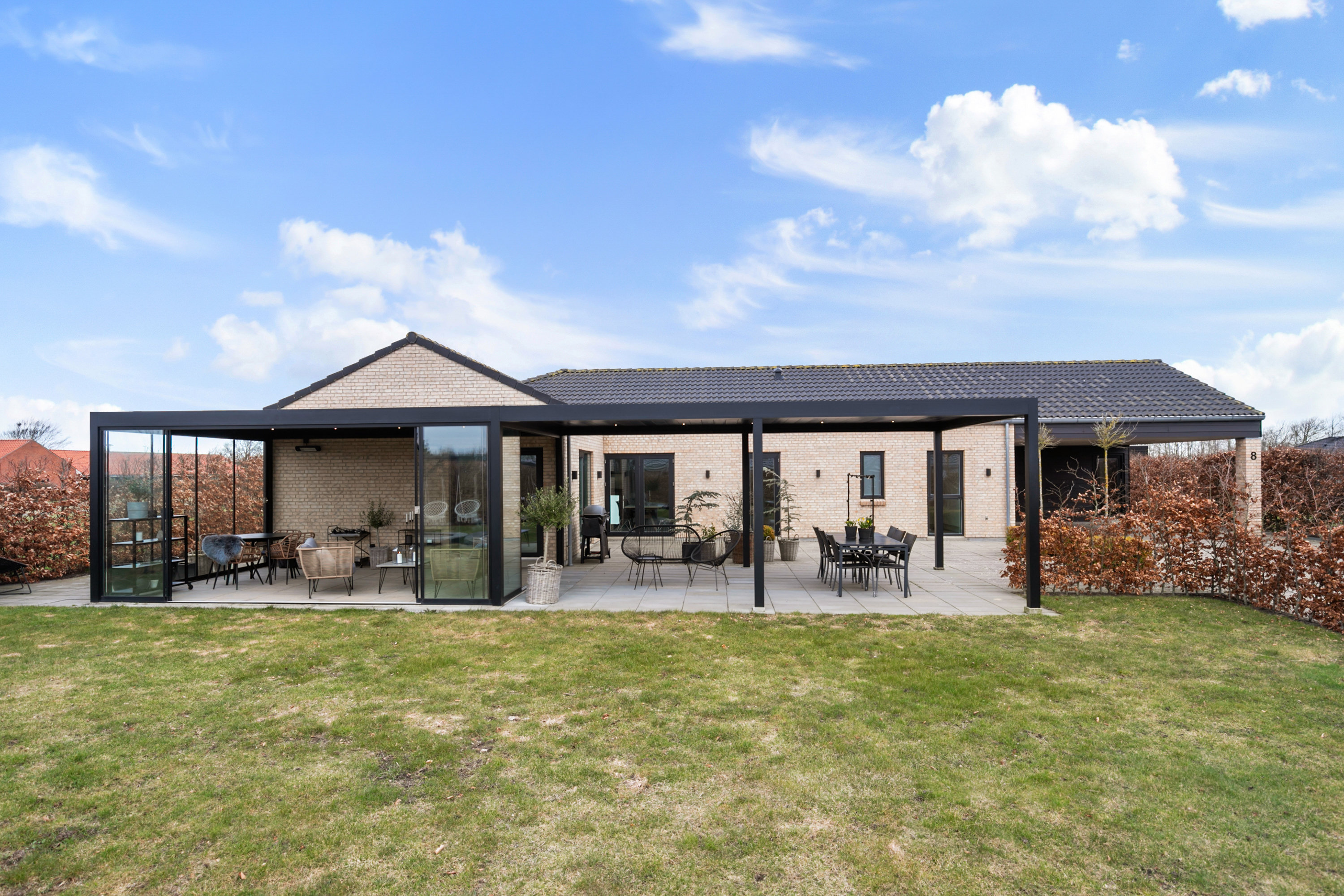 Fremhævet facade billede i fuldskærmstilstand. Billede af Skovparken 8, 9440 Aabybro