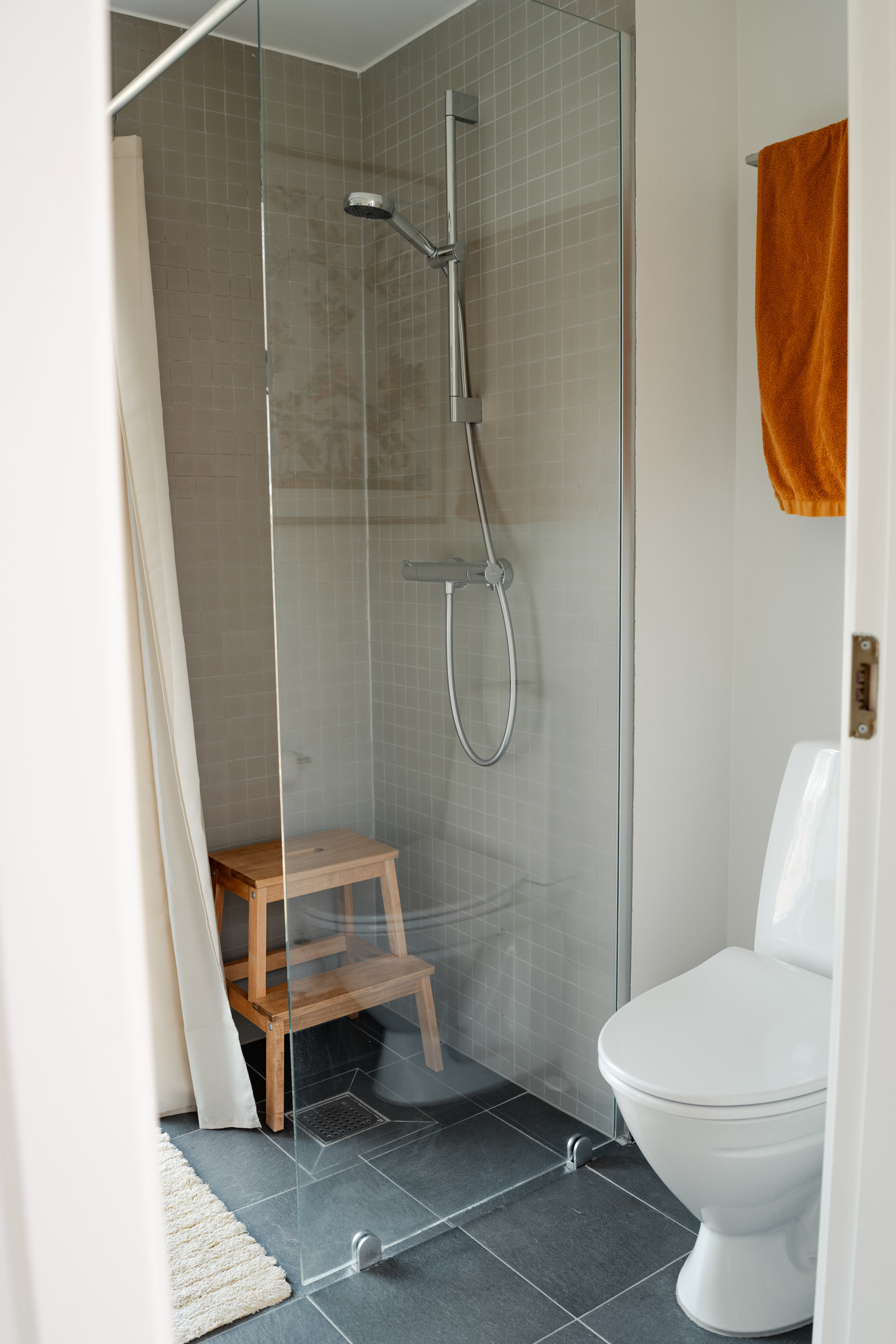 Fremhævet bad - 1. sal billede i fuldskærmstilstand. Billede af Kongefolden 87, Skanderborg Bakker, 8660 Skanderborg