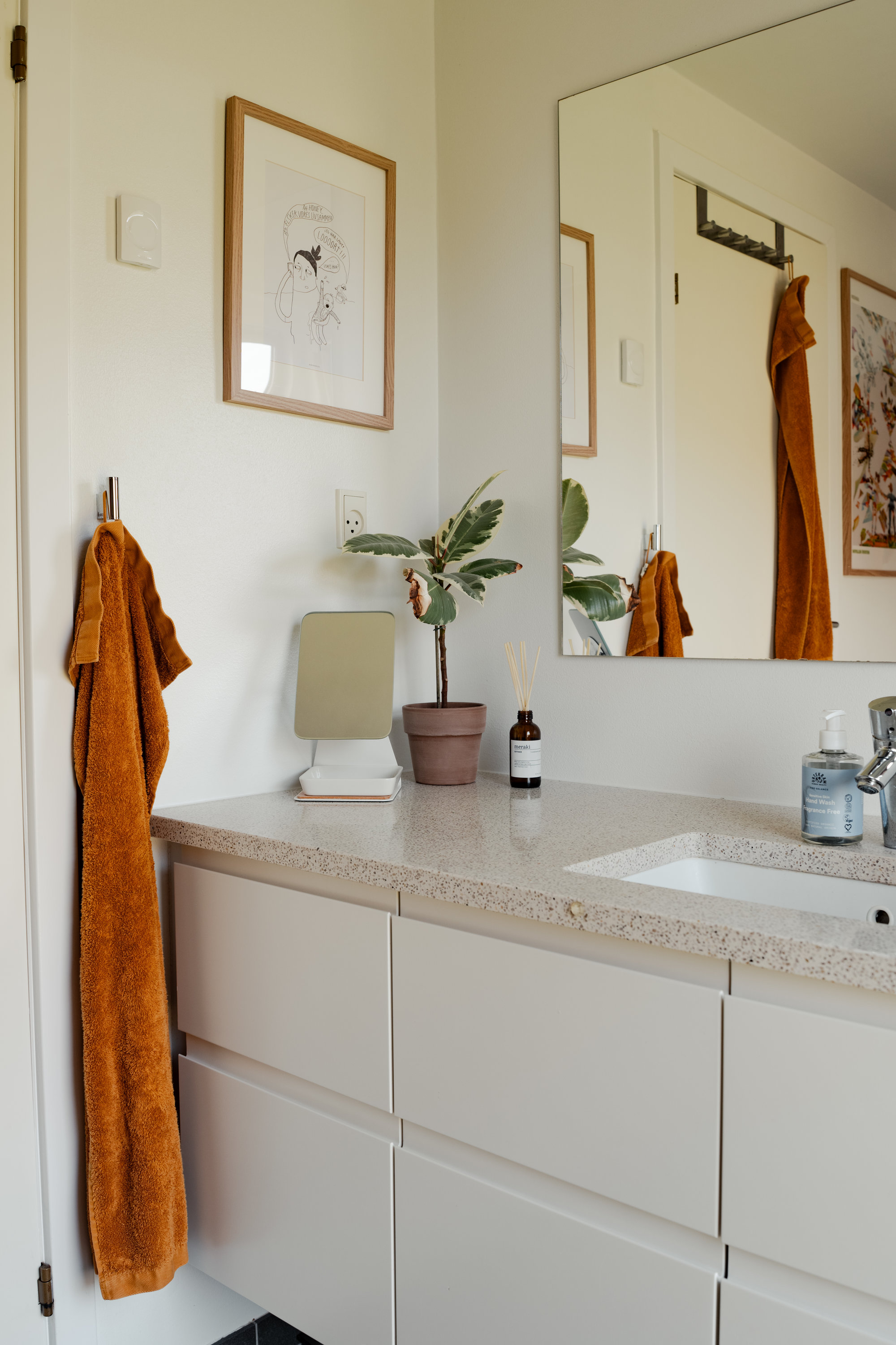 Fremhævet bad - 1. sal billede i fuldskærmstilstand. Billede af Kongefolden 87, Skanderborg Bakker, 8660 Skanderborg