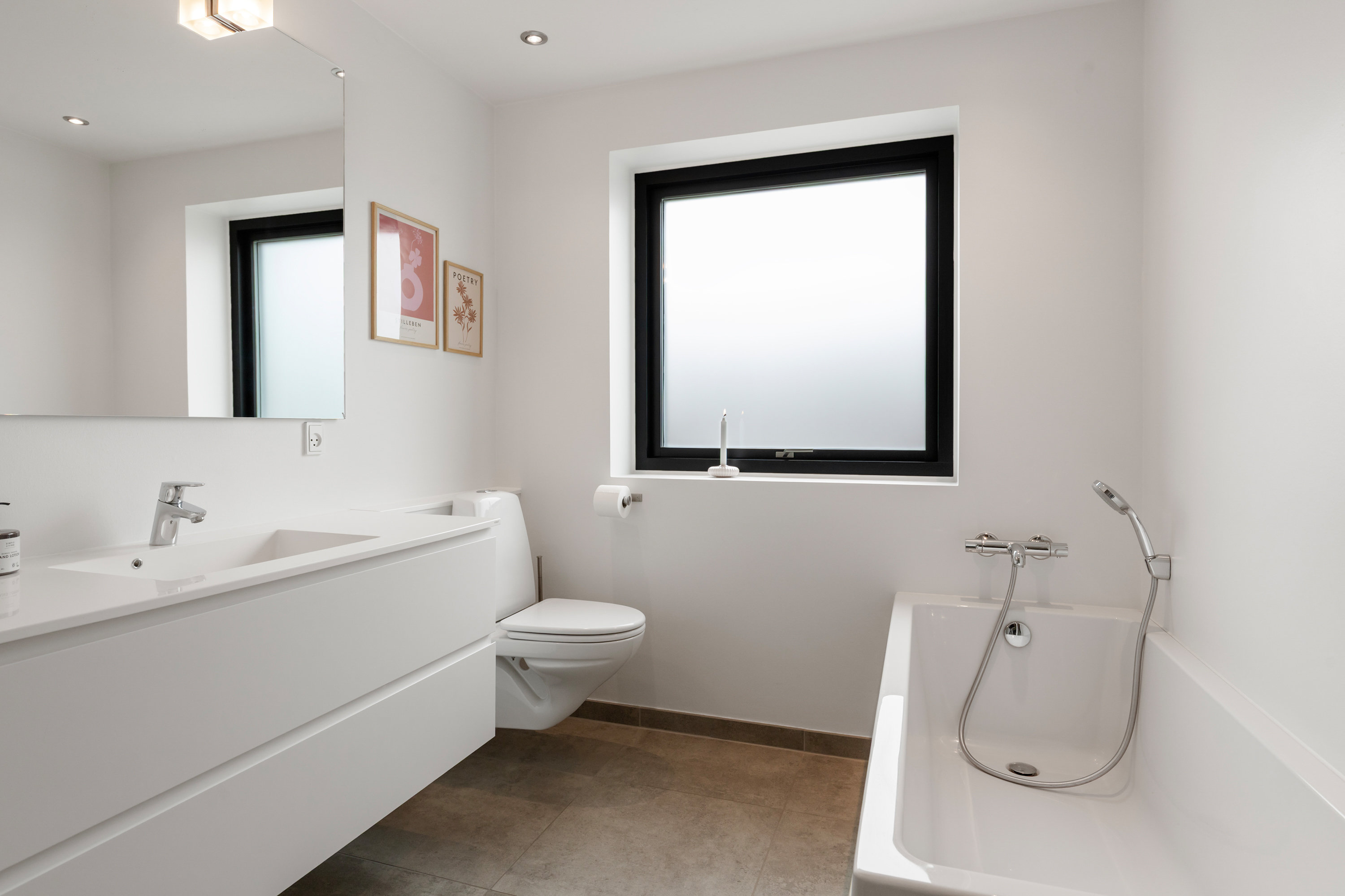 Fremhævet badeværelse billede i fuldskærmstilstand. Billede af Skovparken 8, 9440 Aabybro