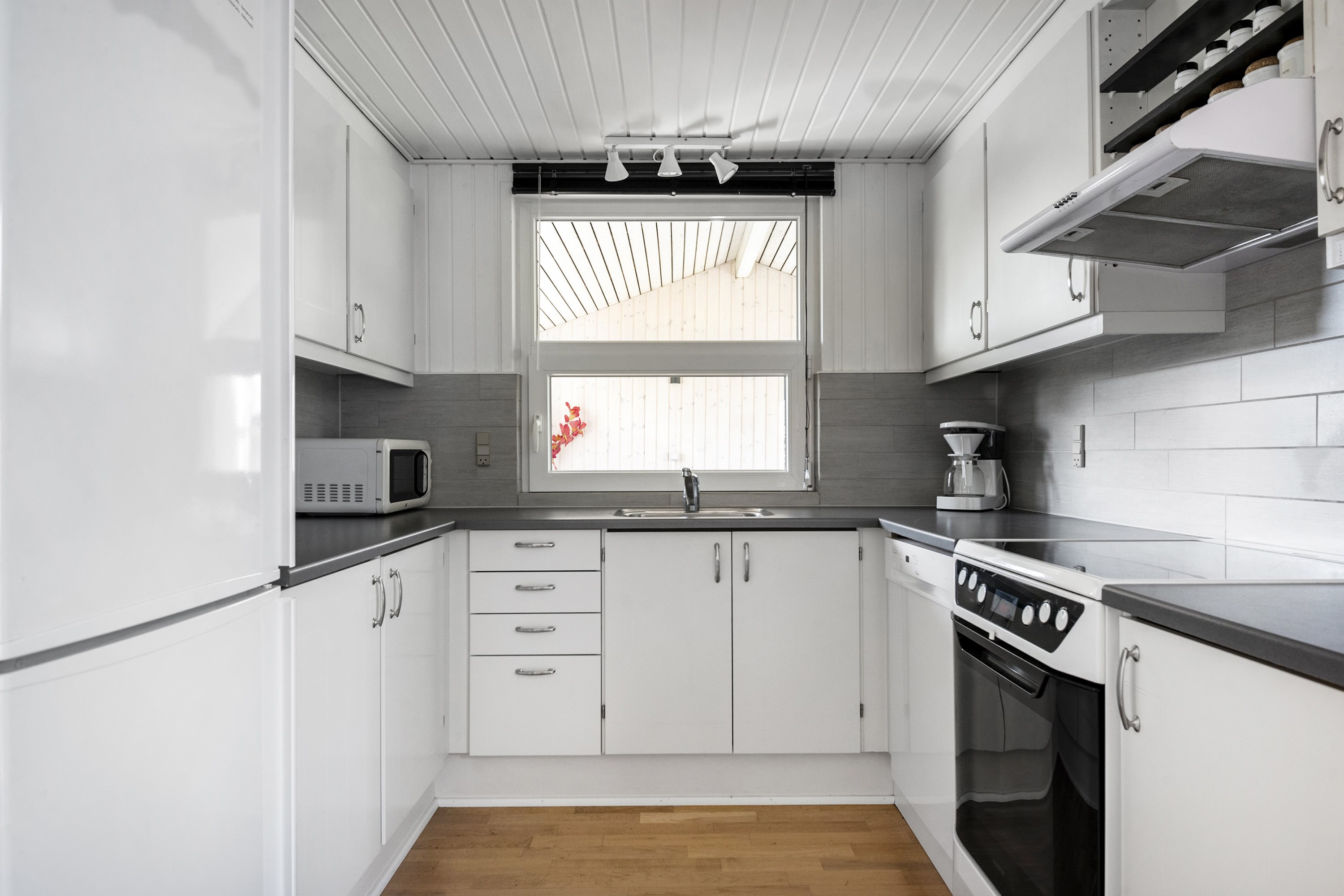 Fremhævet køkken billede i fuldskærmstilstand. Billede af Spongsvej 32, Dyngby Strand, 8300 Odder