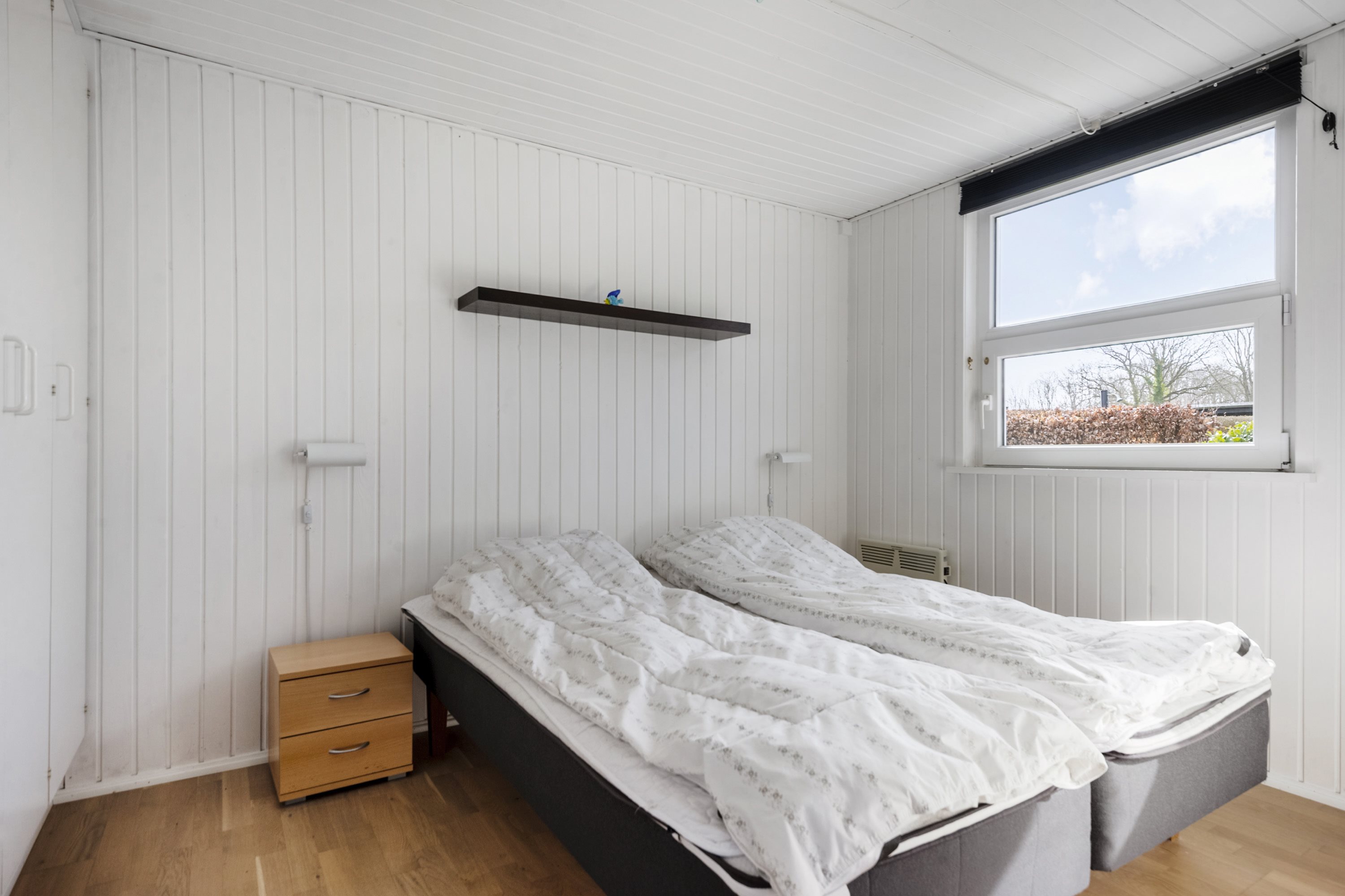 Fremhævet soveværelse billede i fuldskærmstilstand. Billede af Spongsvej 32, Dyngby Strand, 8300 Odder