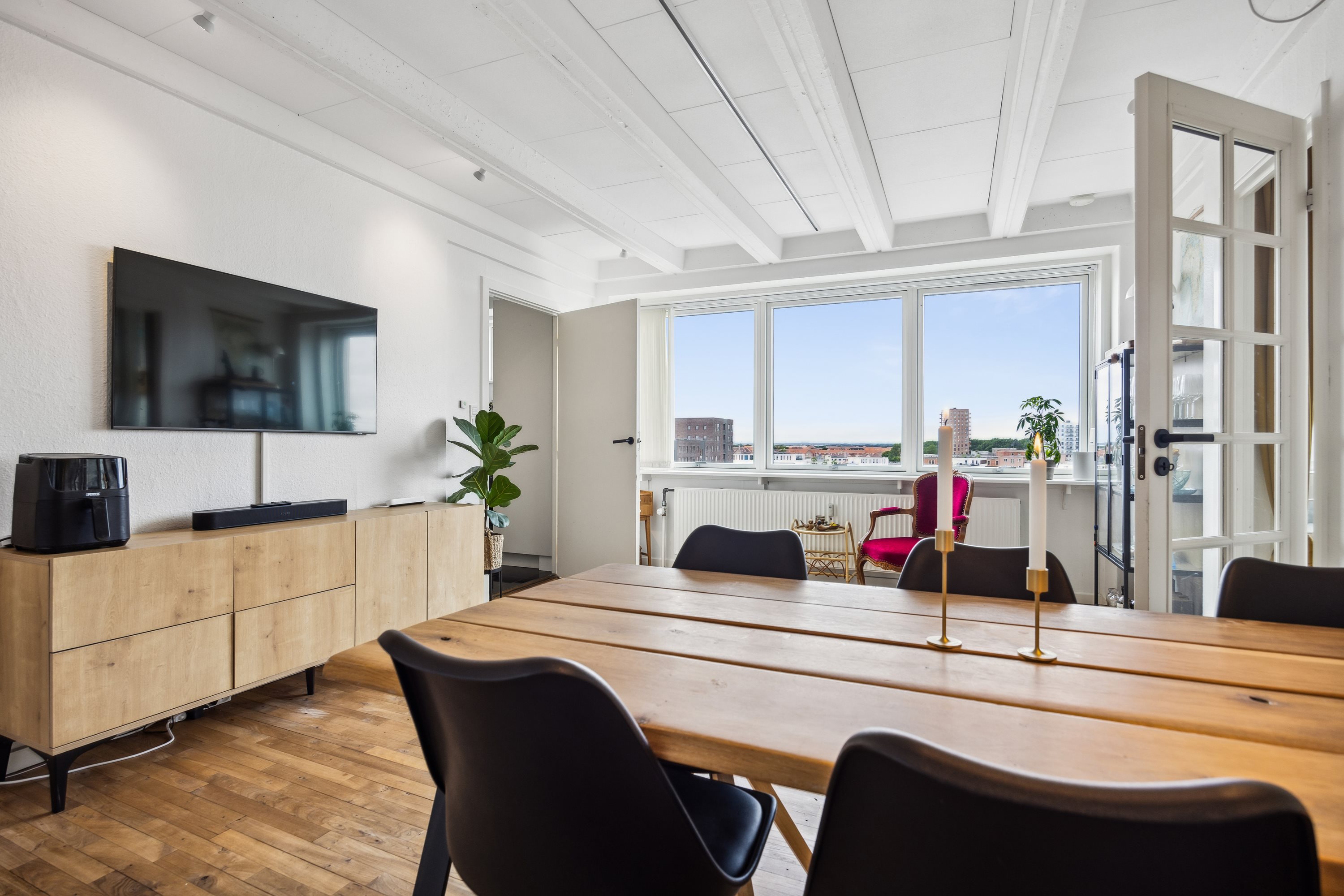 Fremhævet stue billede i fuldskærmstilstand. Billede af Vesterbro 127, 8. 806., 9000 Aalborg