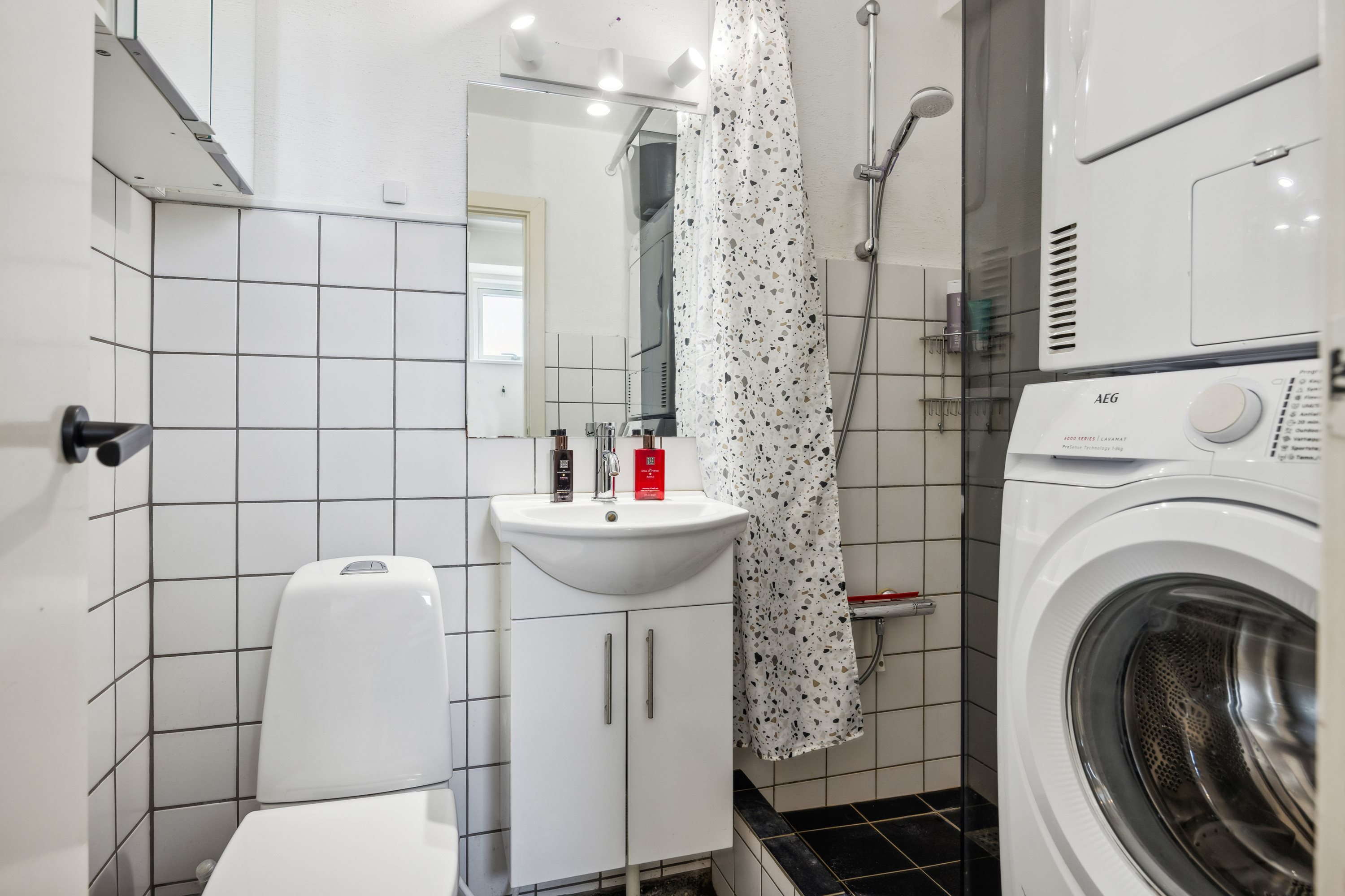 Fremhævet badeværelse billede i fuldskærmstilstand. Billede af Vesterbro 127, 8. 806., 9000 Aalborg