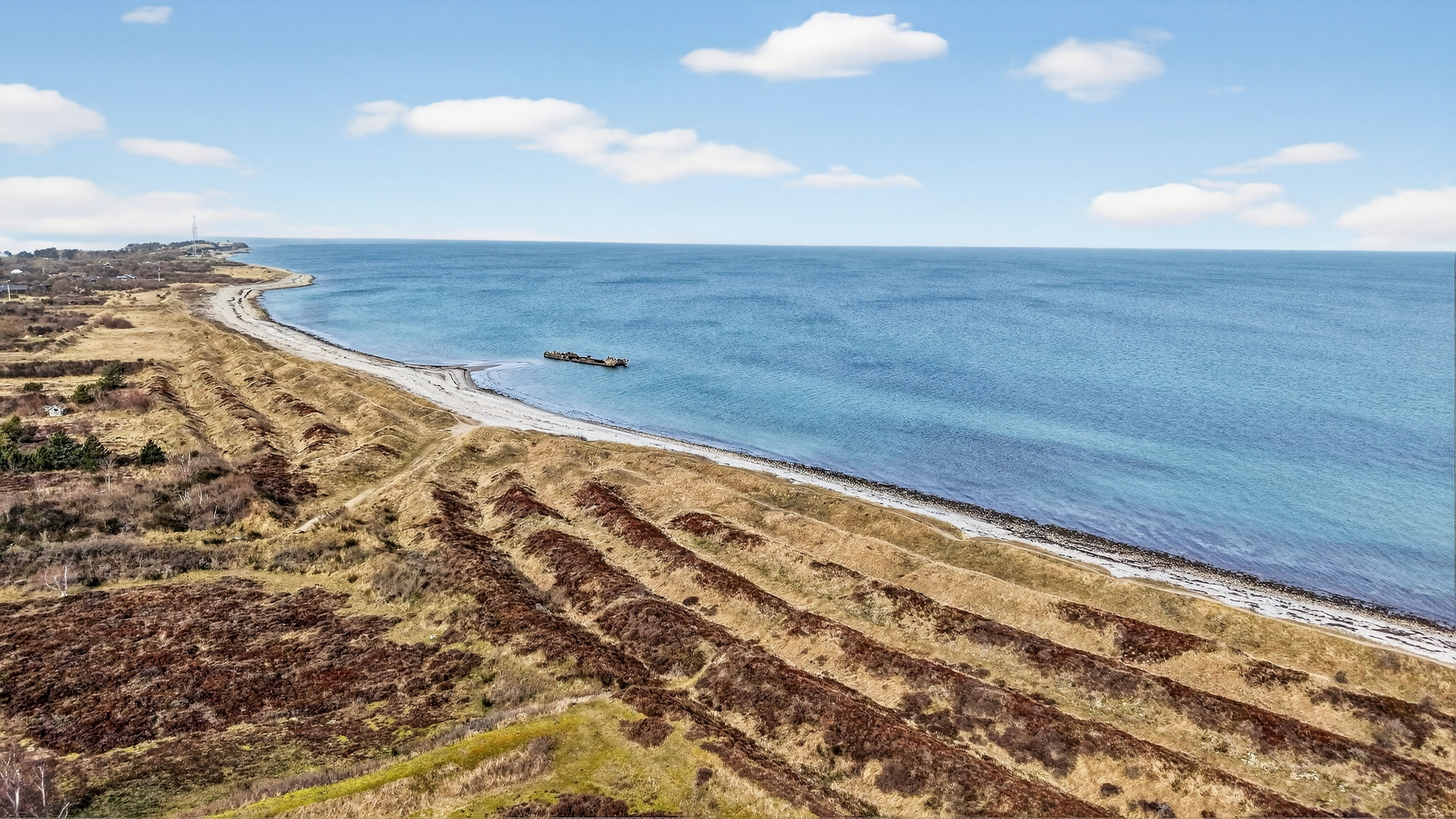 Fremhævet luftfoto billede i fuldskærmstilstand. Billede af Klitrosevej 24, Yderby Lyng, 4583 Sjællands Odde