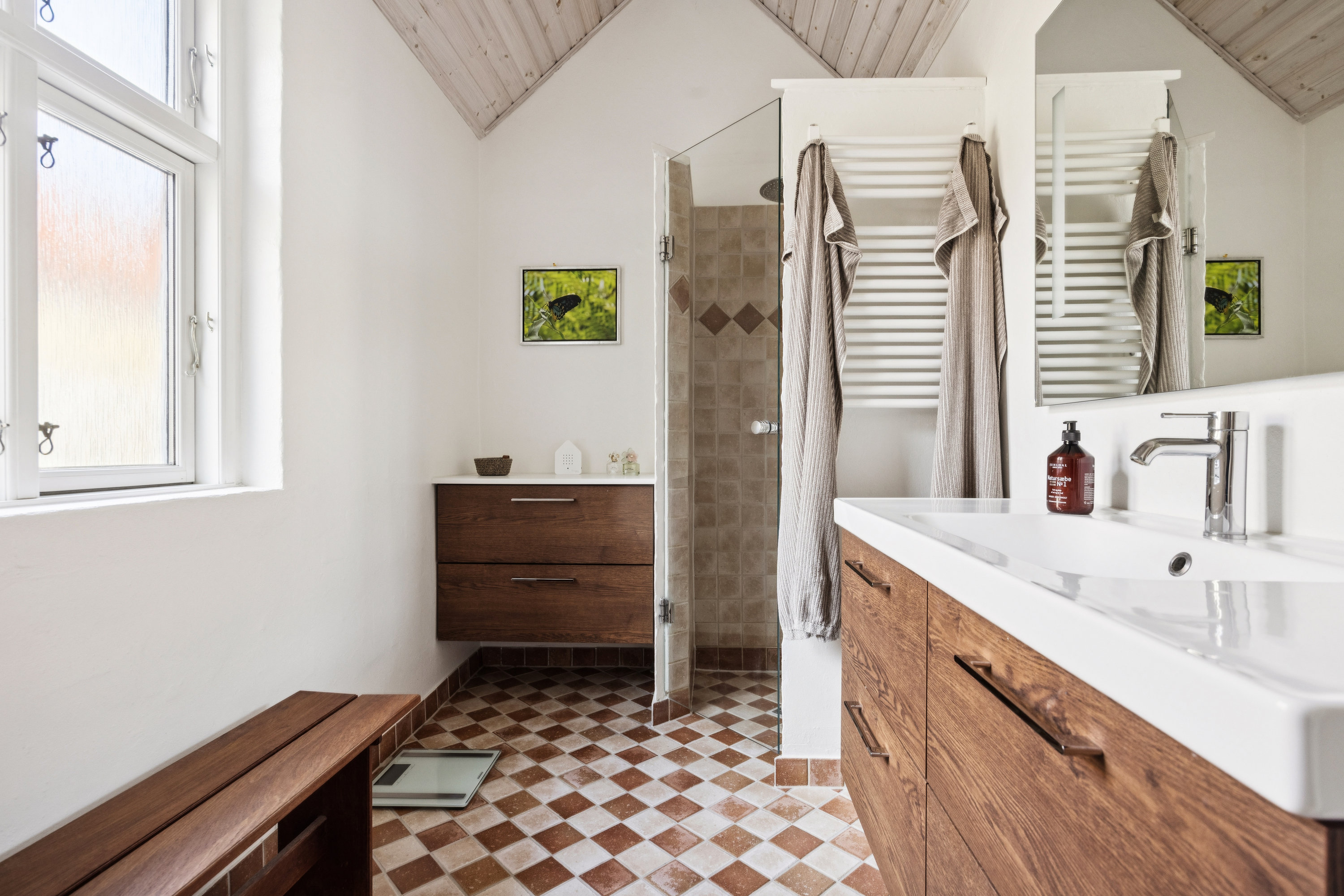 Fremhævet badeværelse billede i fuldskærmstilstand. Billede af Jens Bangs Vej 2, 9400 Nørresundby