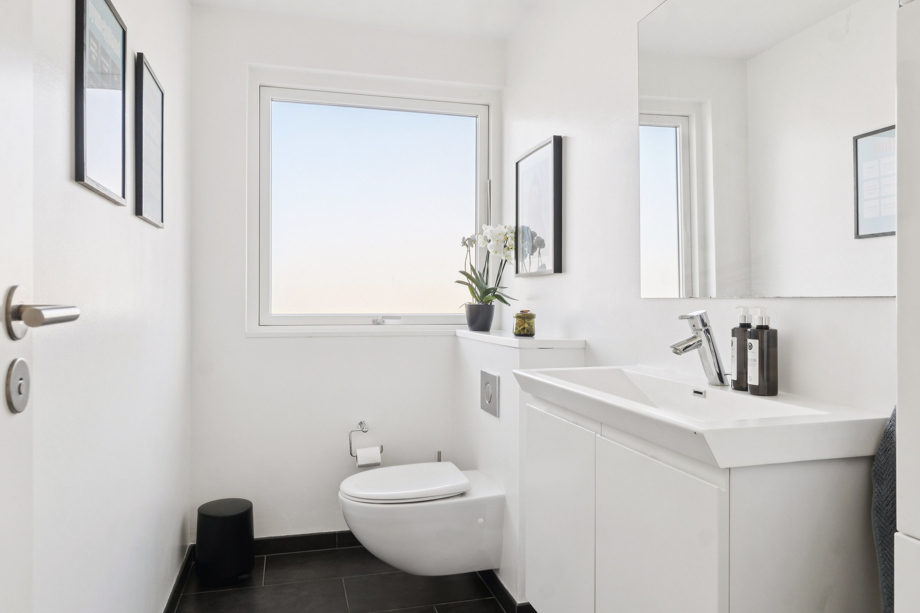 Fremhævet toilet billede i fuldskærmstilstand. Billede af Holmetoften 67, 8270 Højbjerg