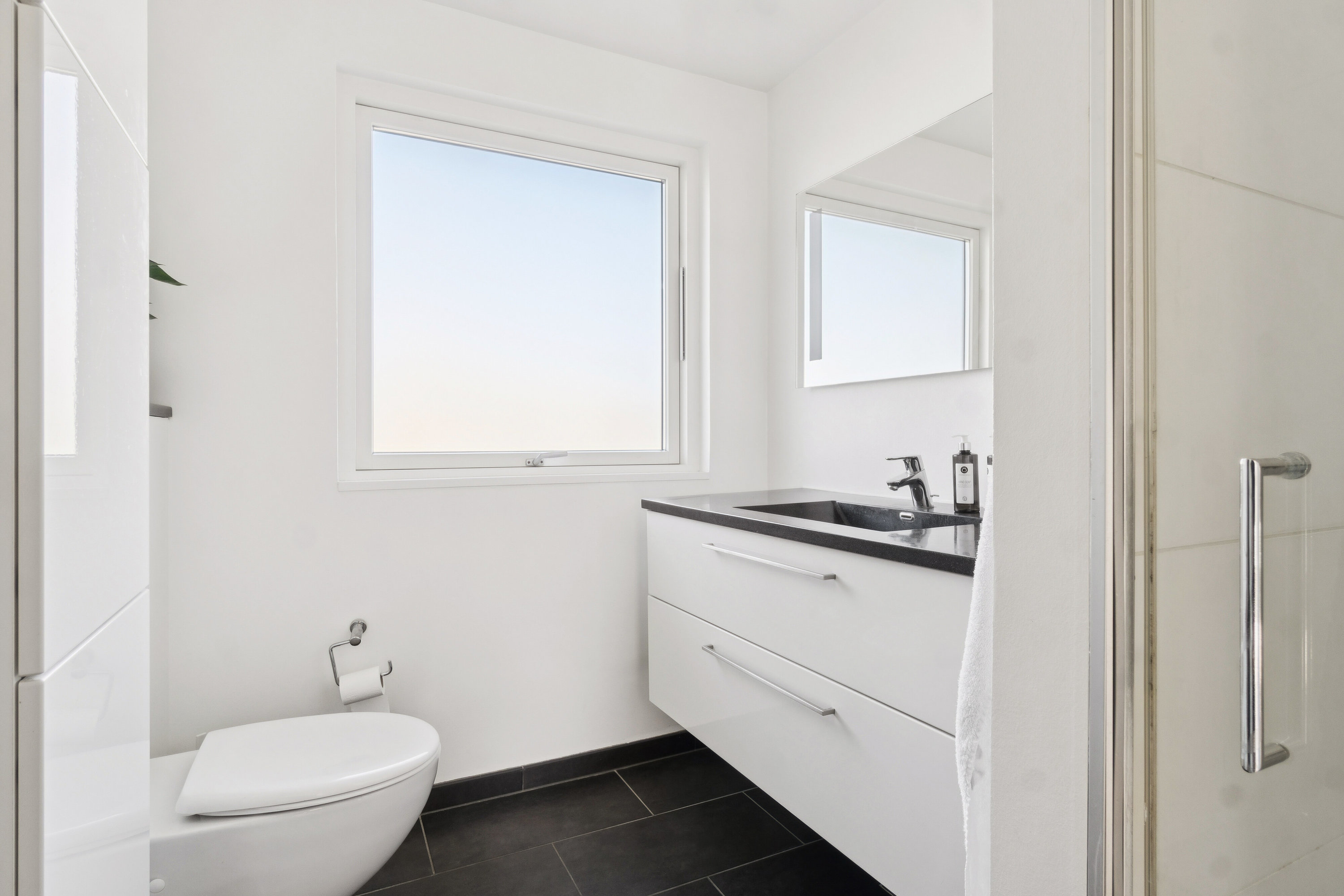 Fremhævet badeværelse billede i fuldskærmstilstand. Billede af Holmetoften 67, 8270 Højbjerg