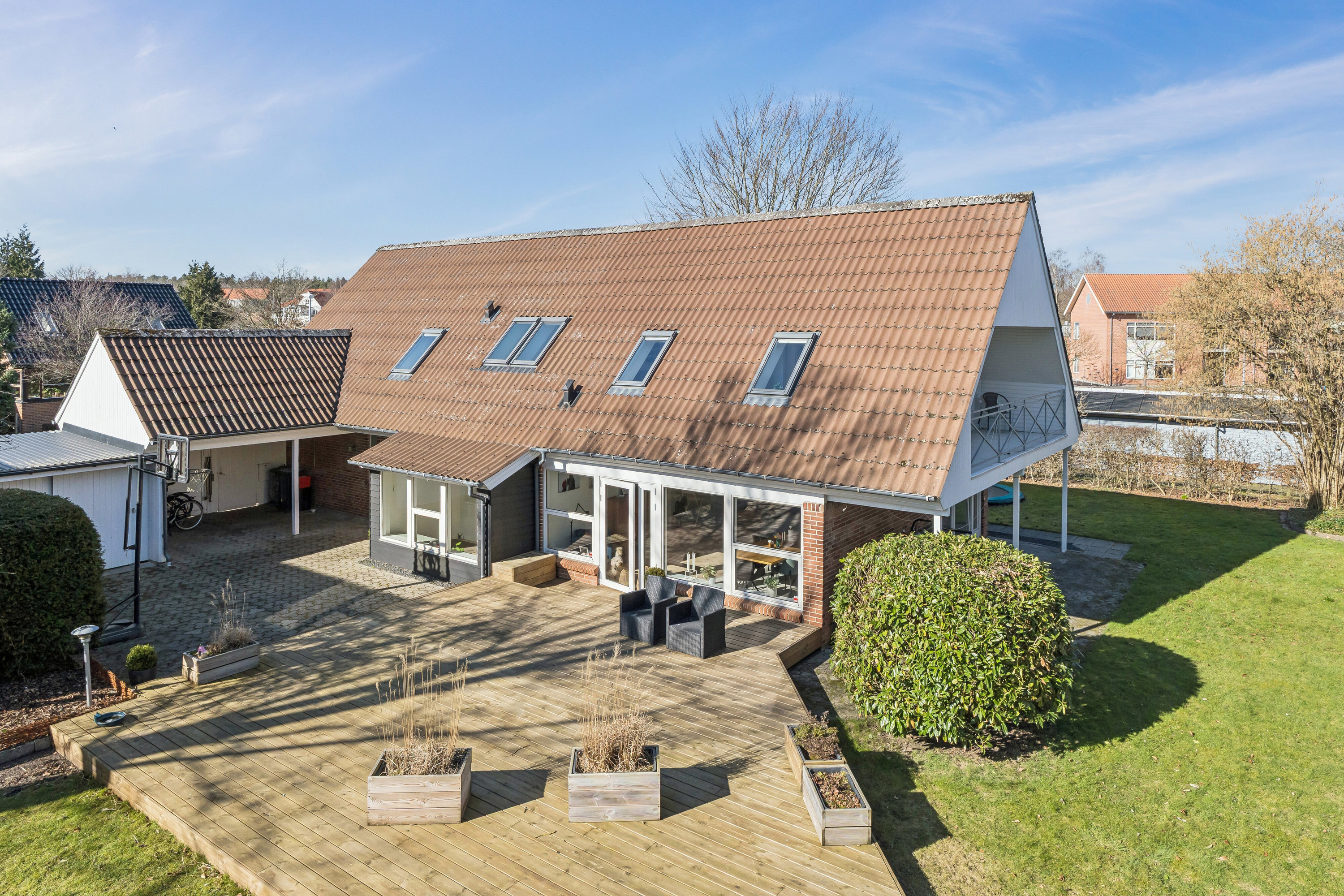 Fremhævet set fra haven billede i fuldskærmstilstand. Billede af Solbakkevej 27, 8600 Silkeborg