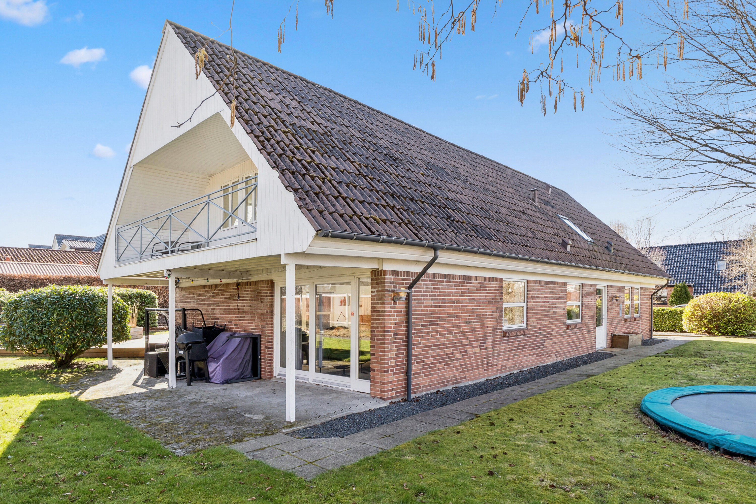 Fremhævet set fra haven billede i fuldskærmstilstand. Billede af Solbakkevej 27, 8600 Silkeborg