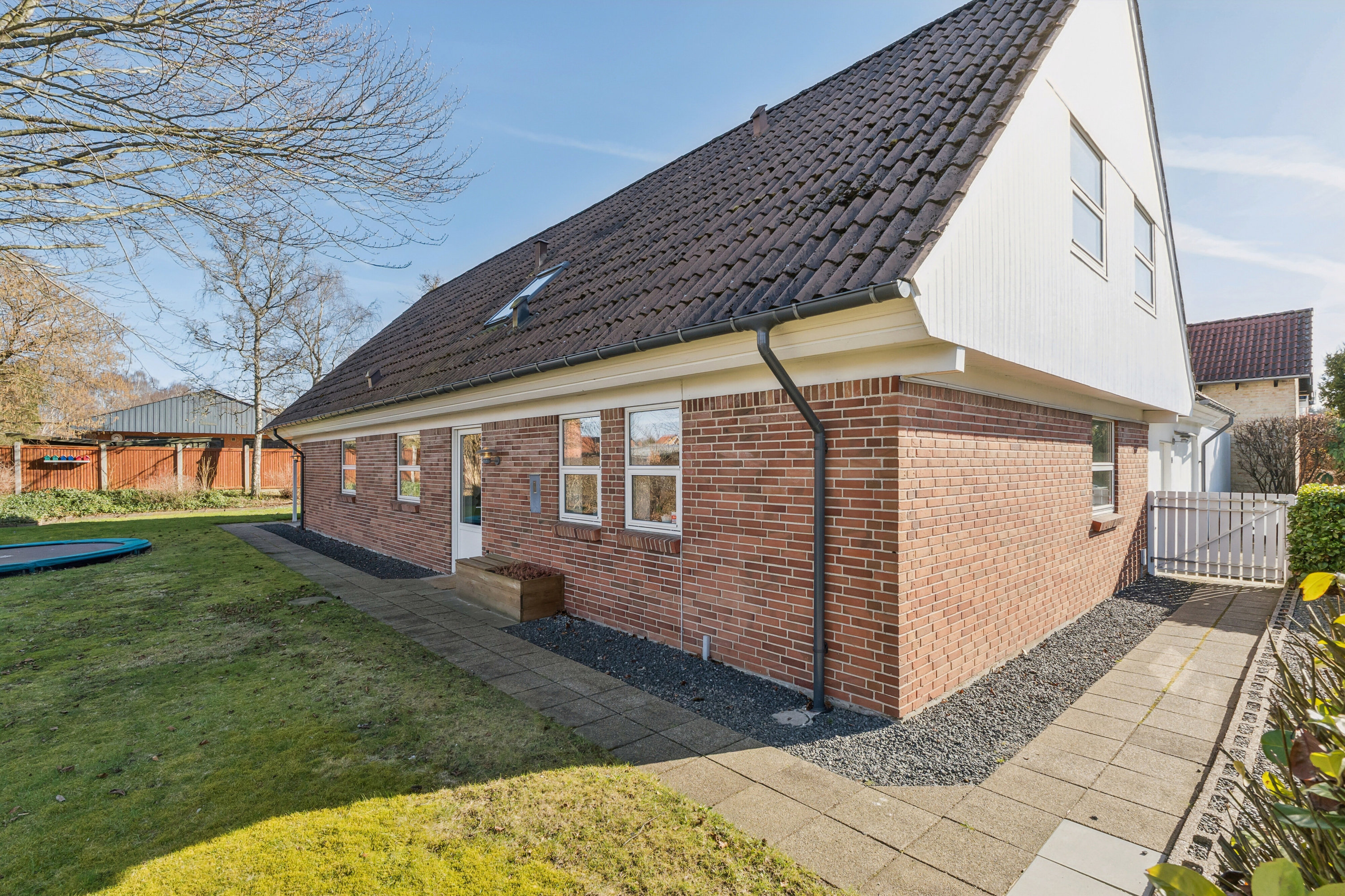 Fremhævet set fra haven billede i fuldskærmstilstand. Billede af Solbakkevej 27, 8600 Silkeborg