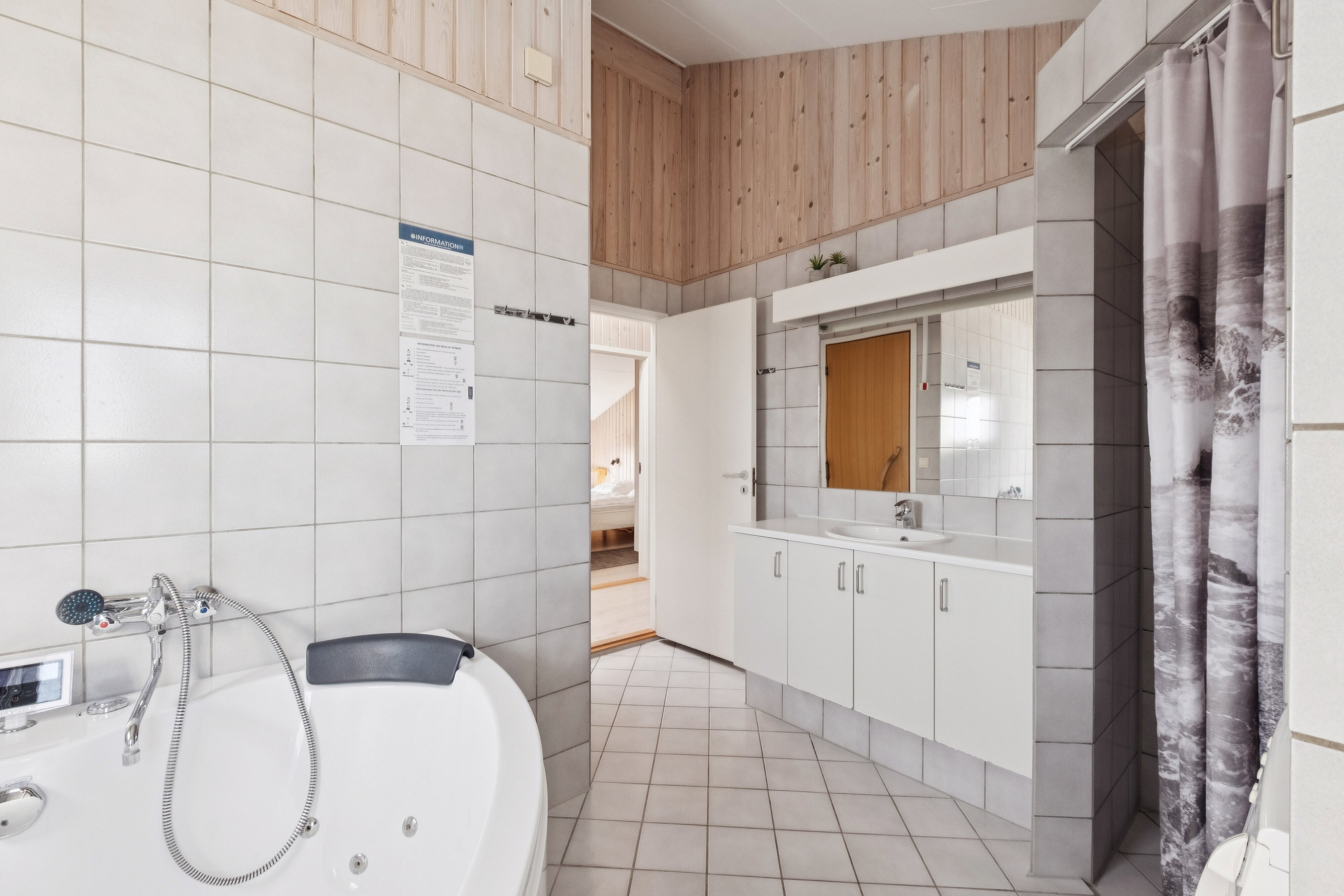 Fremhævet badeværelse billede i fuldskærmstilstand. Billede af Midnatsvej 4, Skal Klit, 9800 Hjørring