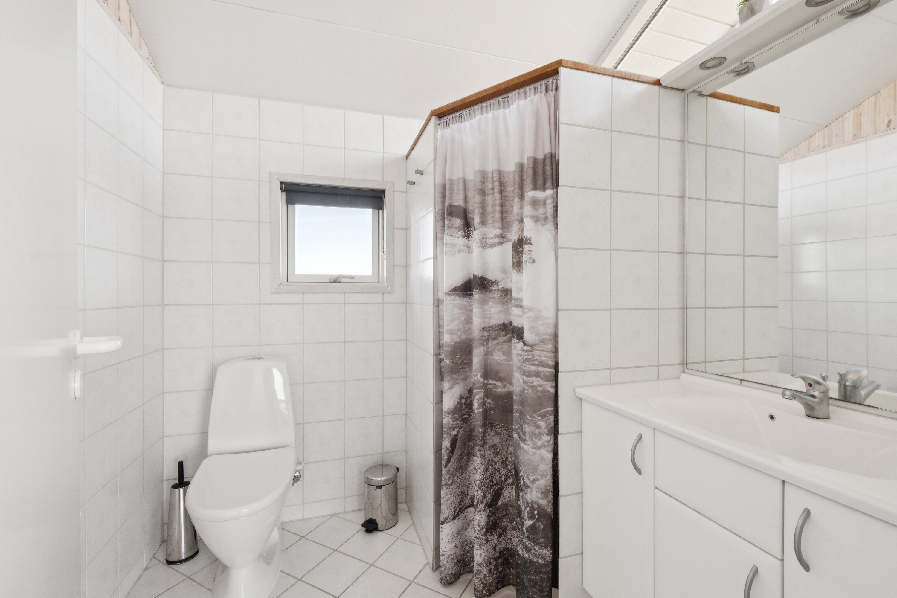 Fremhævet badeværelse billede i fuldskærmstilstand. Billede af Midnatsvej 4, Skal Klit, 9800 Hjørring