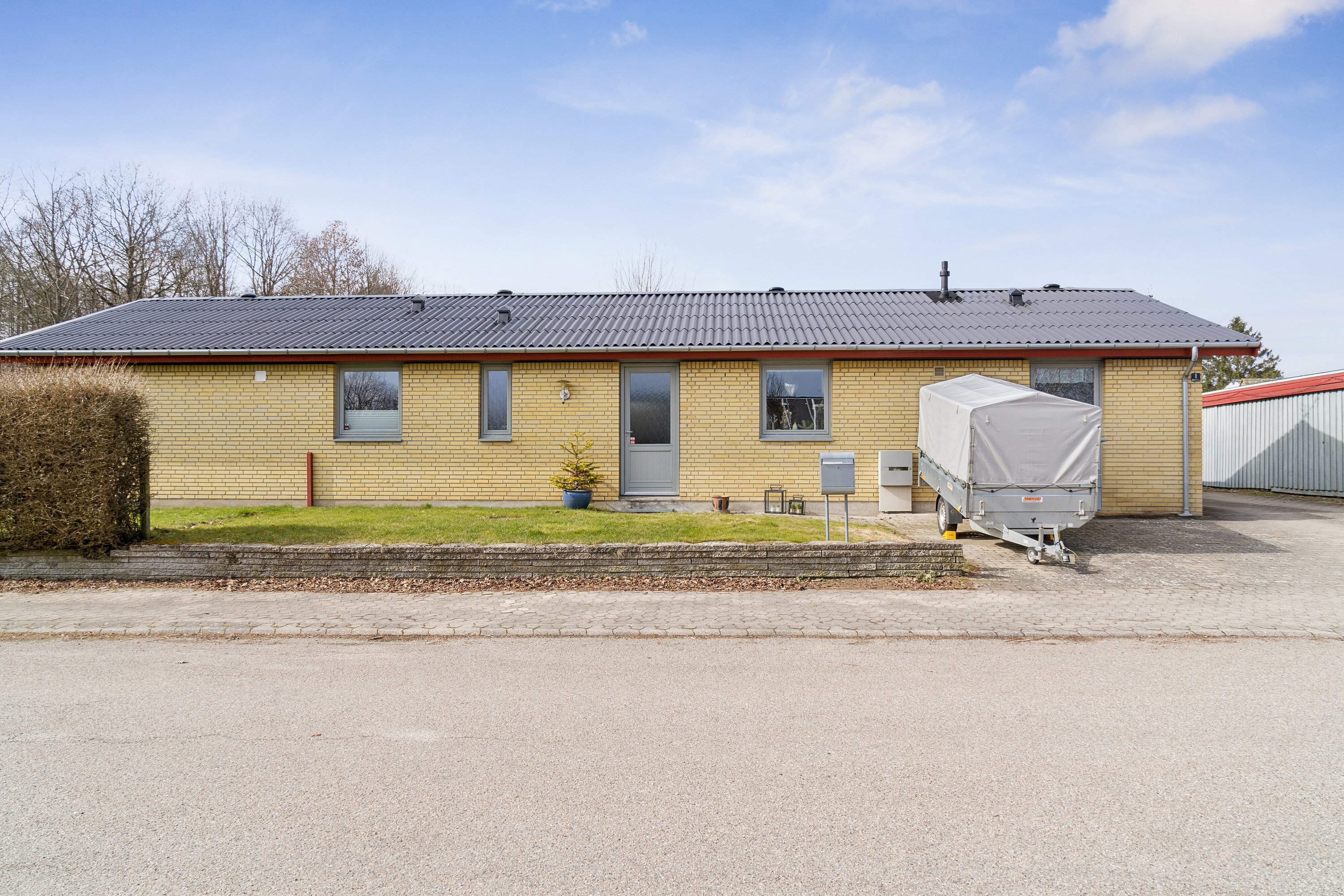 Fremhævet set fra vejen billede i fuldskærmstilstand. Billede af Sivænget 1, Snoldelev, 4621 Gadstrup