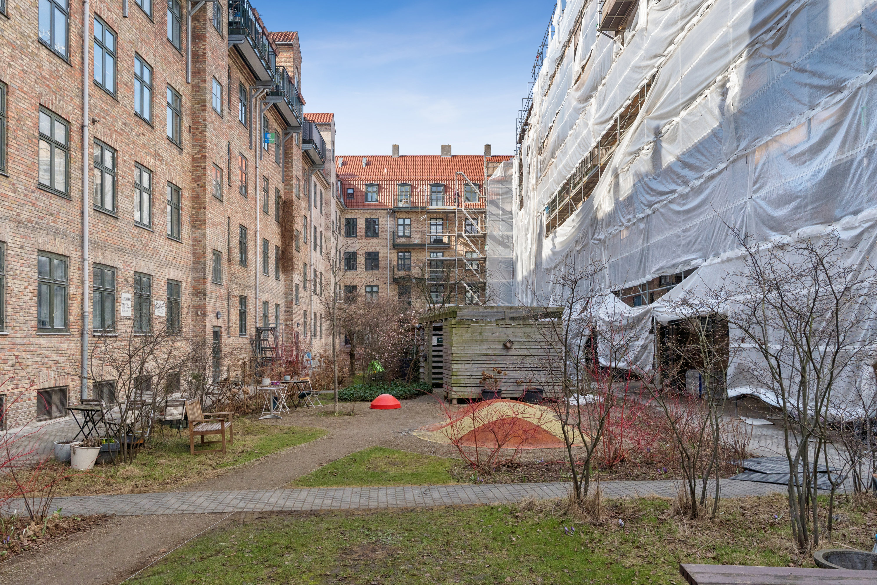 Fremhævet gårdmiljø billede i fuldskærmstilstand. Billede af Otto Mallings Gade 8, 3. th., 2100 København Ø