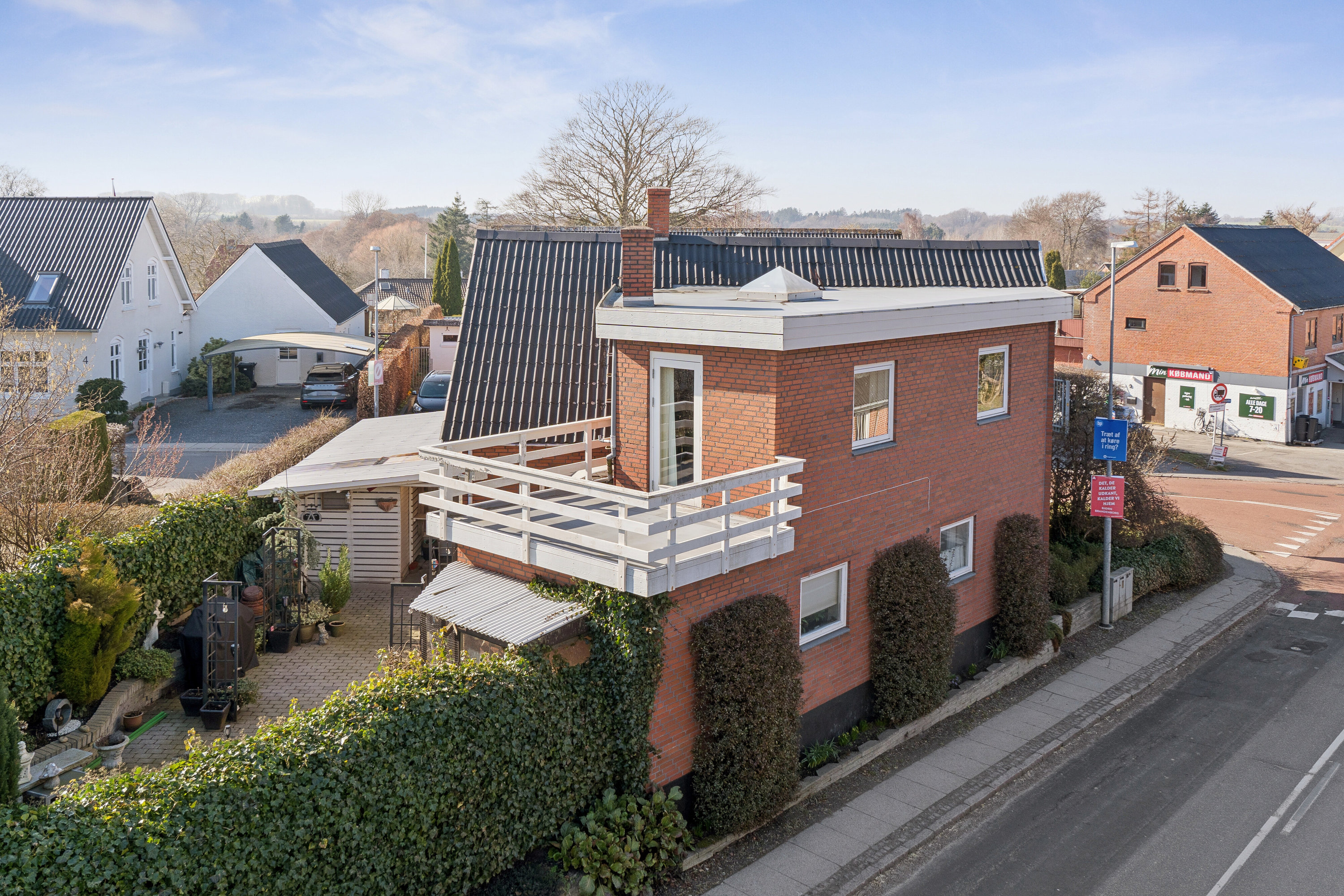 Fremhævet set fra vejen billede i fuldskærmstilstand. Billede af Søndergade 1, 5884 Gudme