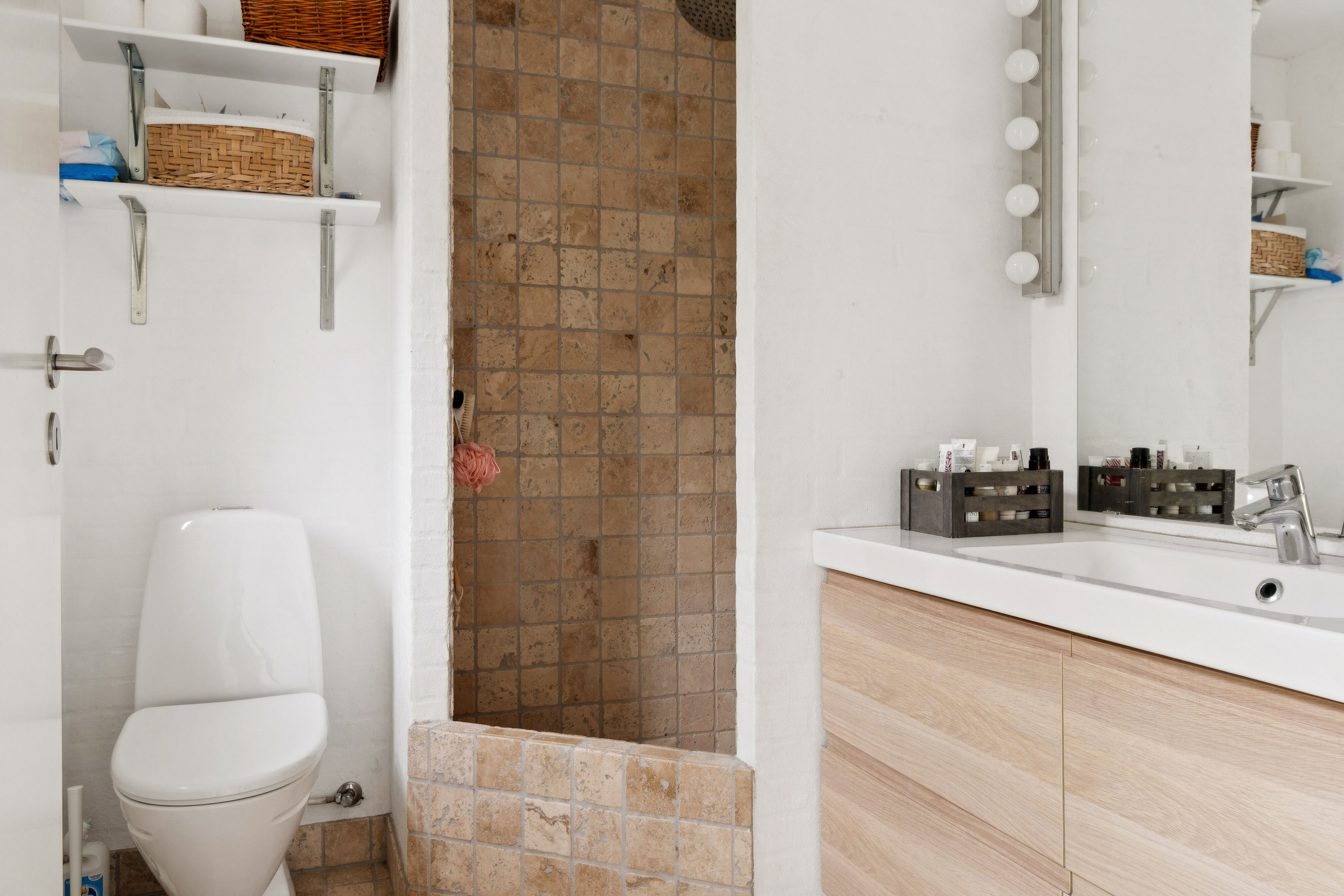 Fremhævet badeværelse billede i fuldskærmstilstand. Billede af Åvej 18A, Himmelev, 4000 Roskilde