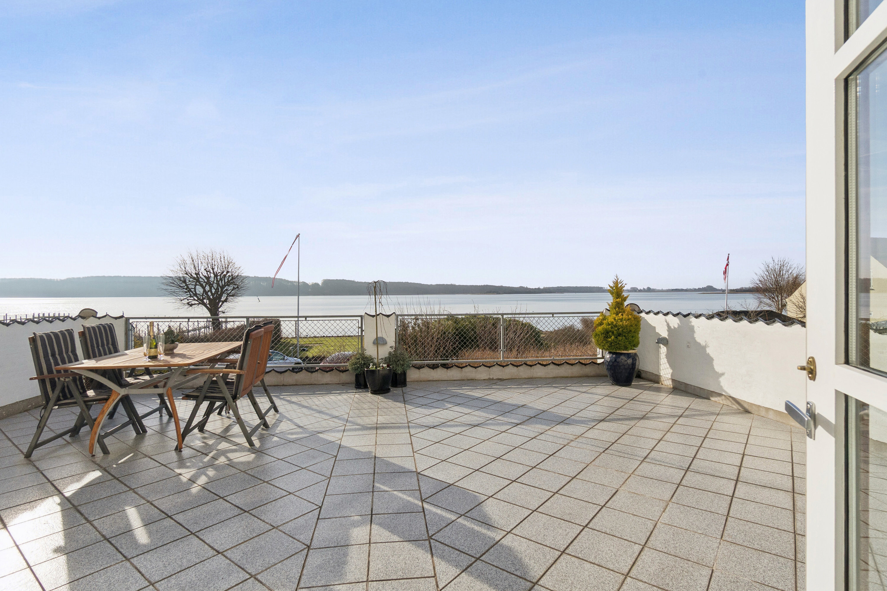 Fremhævet terrasse billede i fuldskærmstilstand. Billede af Sætting Strandvej 32, 5700 Svendborg