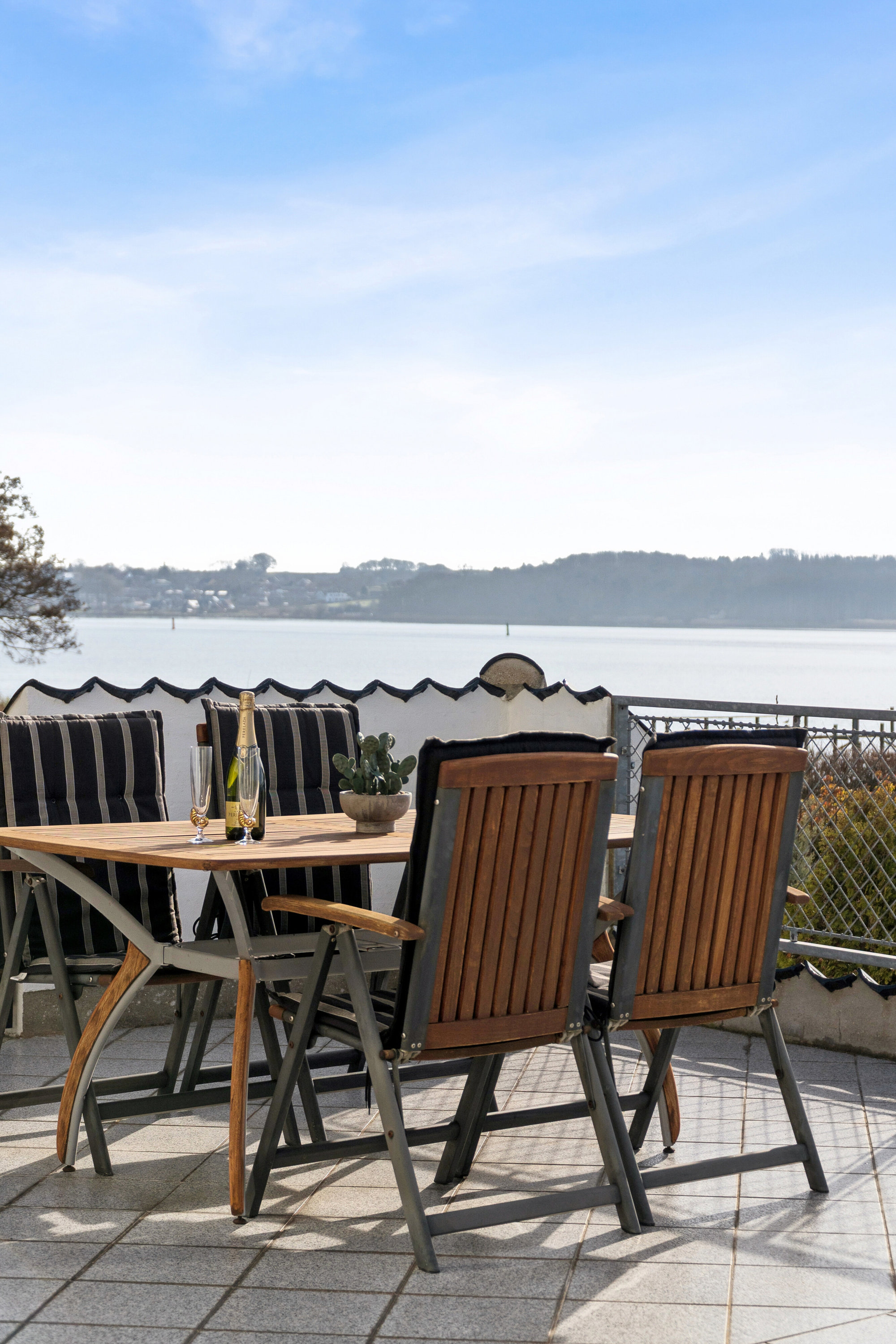 Fremhævet terrasse billede i fuldskærmstilstand. Billede af Sætting Strandvej 32, 5700 Svendborg