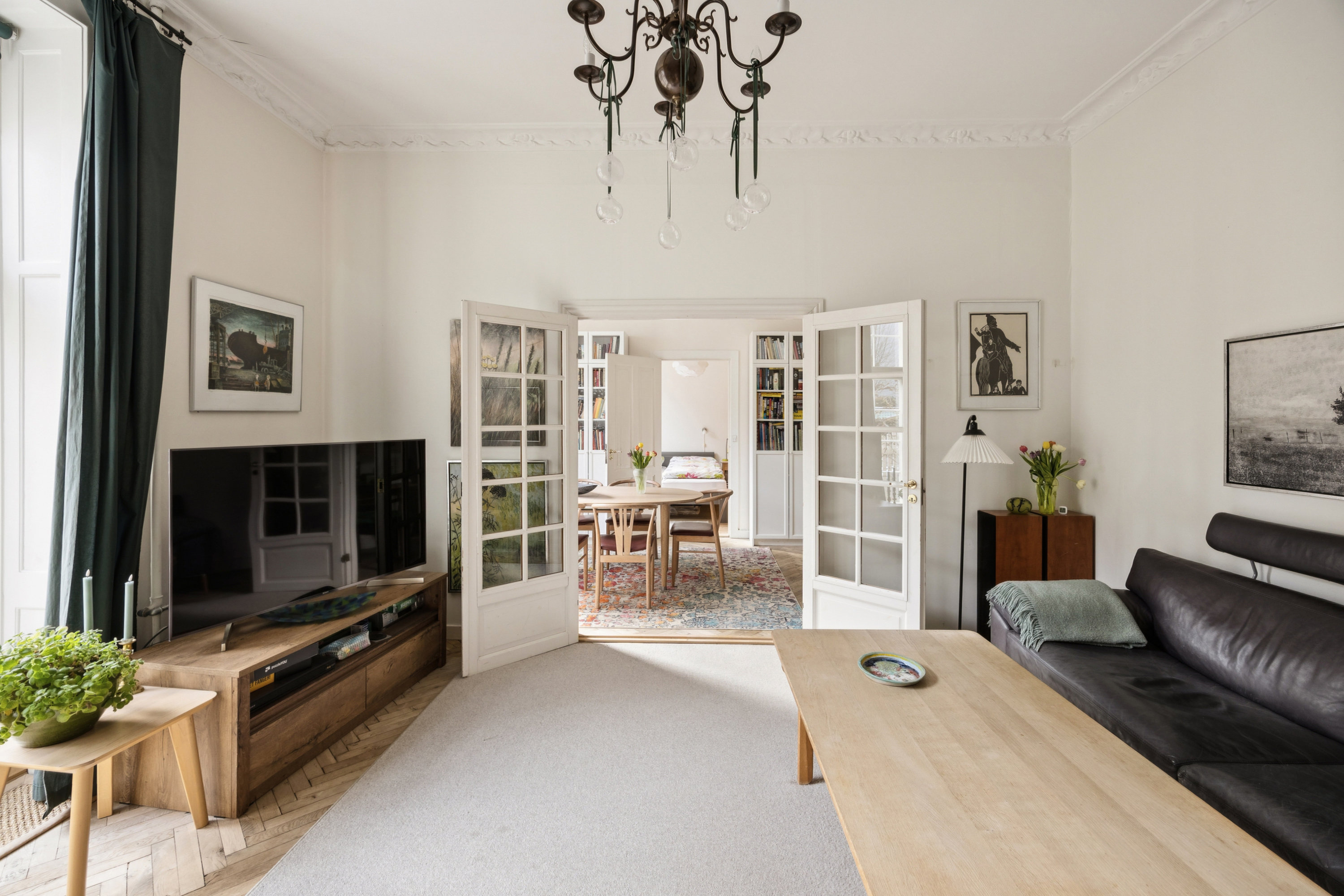 Fremhævet stue billede i fuldskærmstilstand. Billede af Kochsvej 2, st.. th., 1812 Frederiksberg C