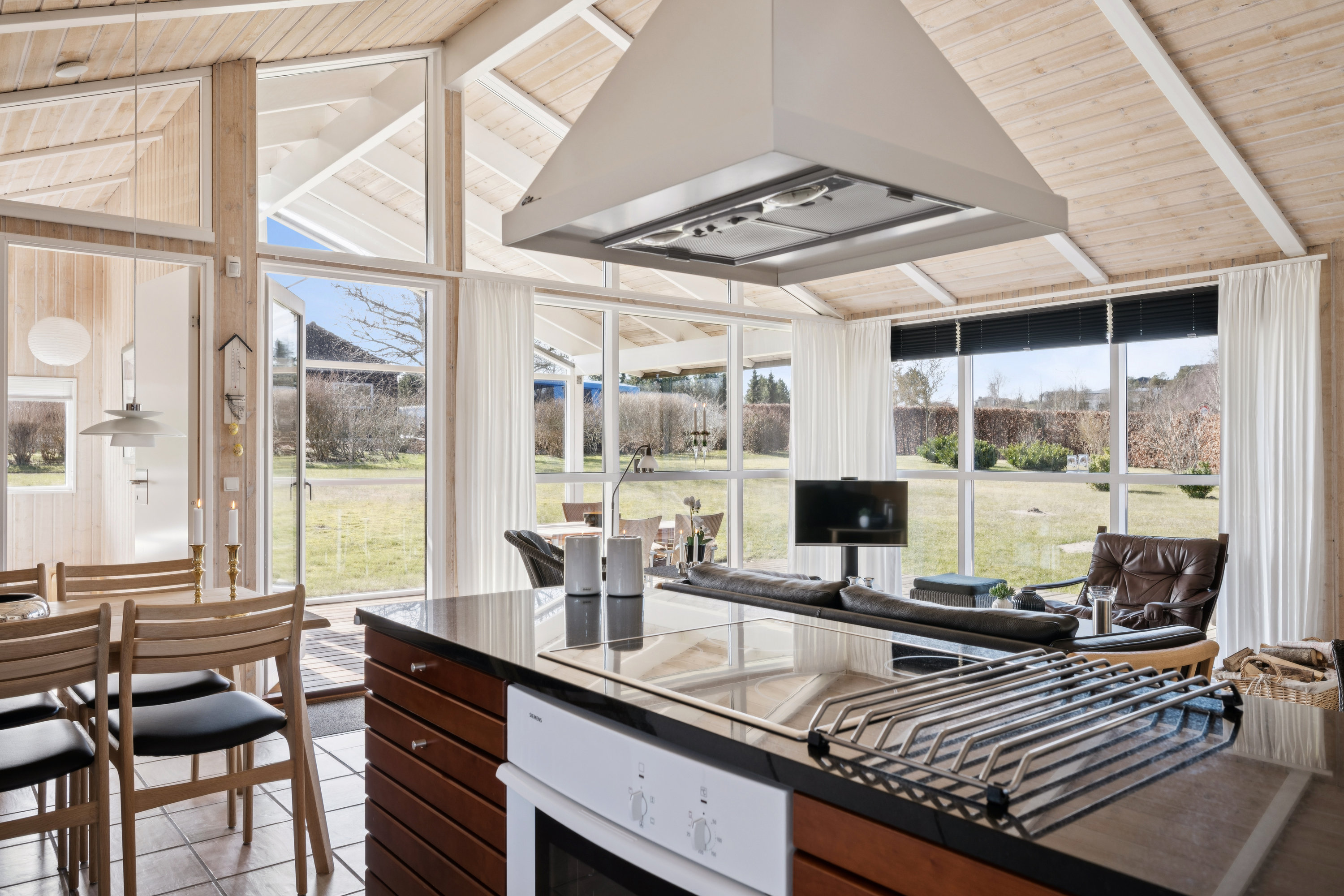 Fremhævet køkken billede i fuldskærmstilstand. Billede af Ravnsvej 36, Egsmark Strand, 8400 Ebeltoft