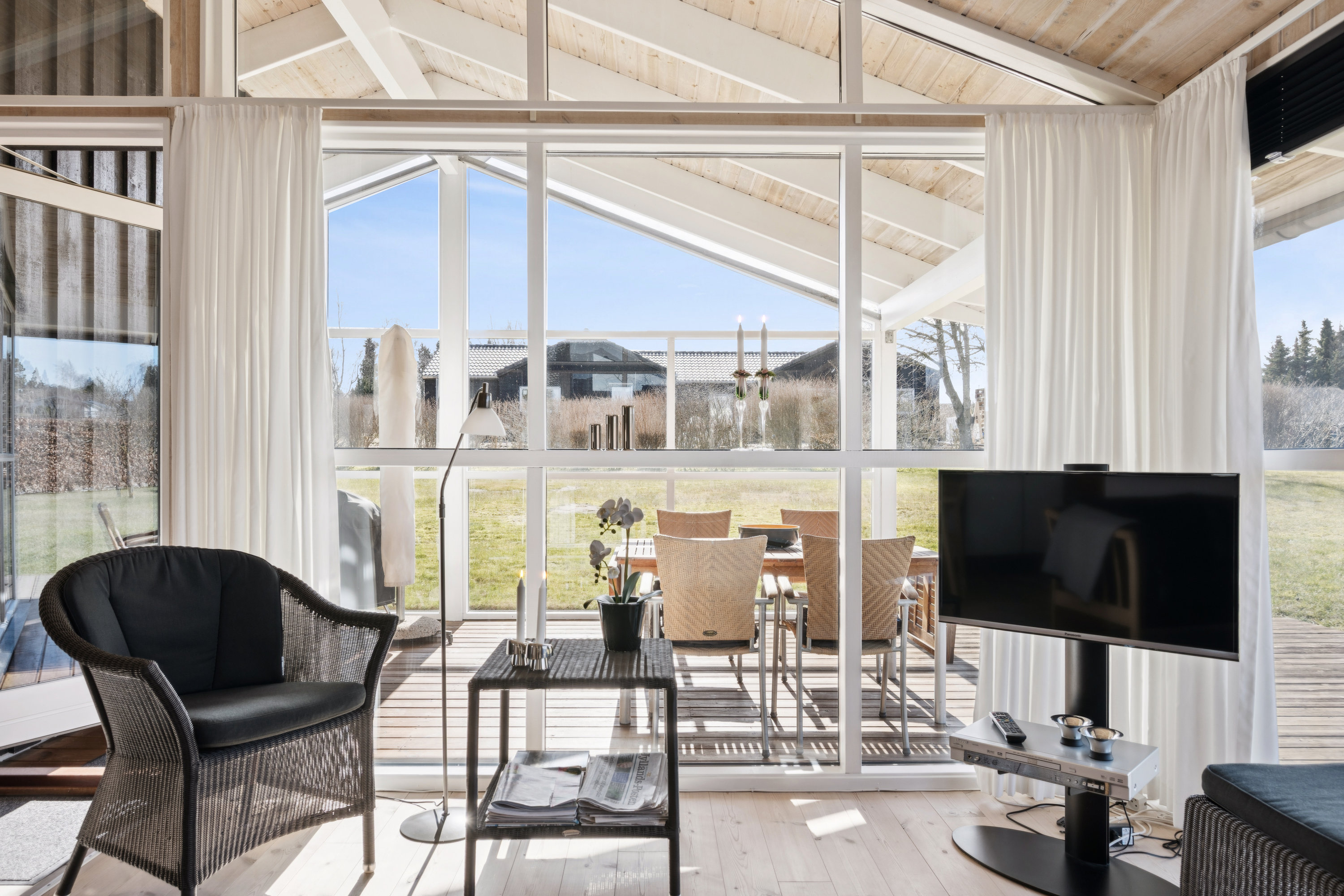 Fremhævet stue billede i fuldskærmstilstand. Billede af Ravnsvej 36, Egsmark Strand, 8400 Ebeltoft