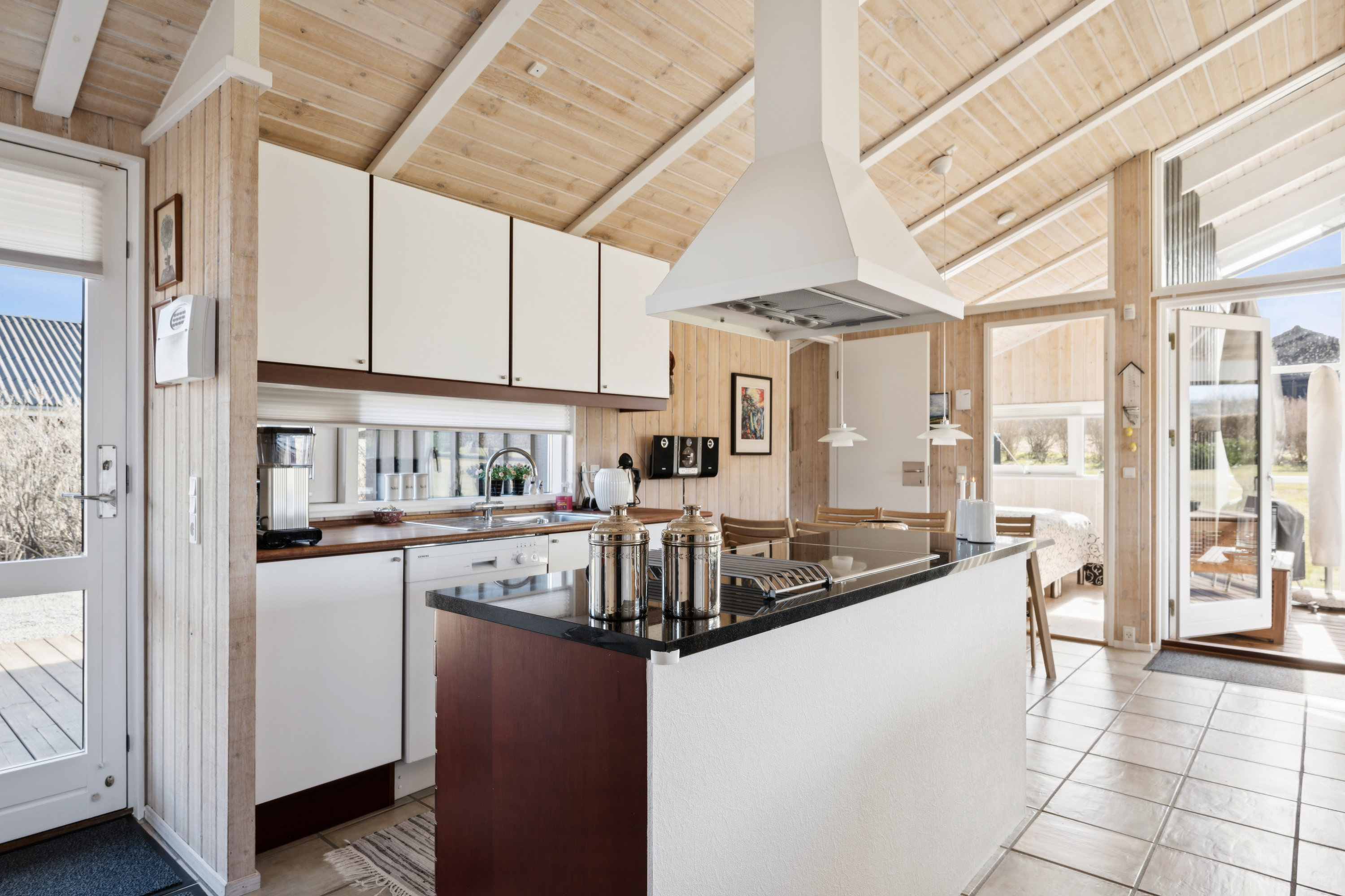 Fremhævet køkken billede i fuldskærmstilstand. Billede af Ravnsvej 36, Egsmark Strand, 8400 Ebeltoft