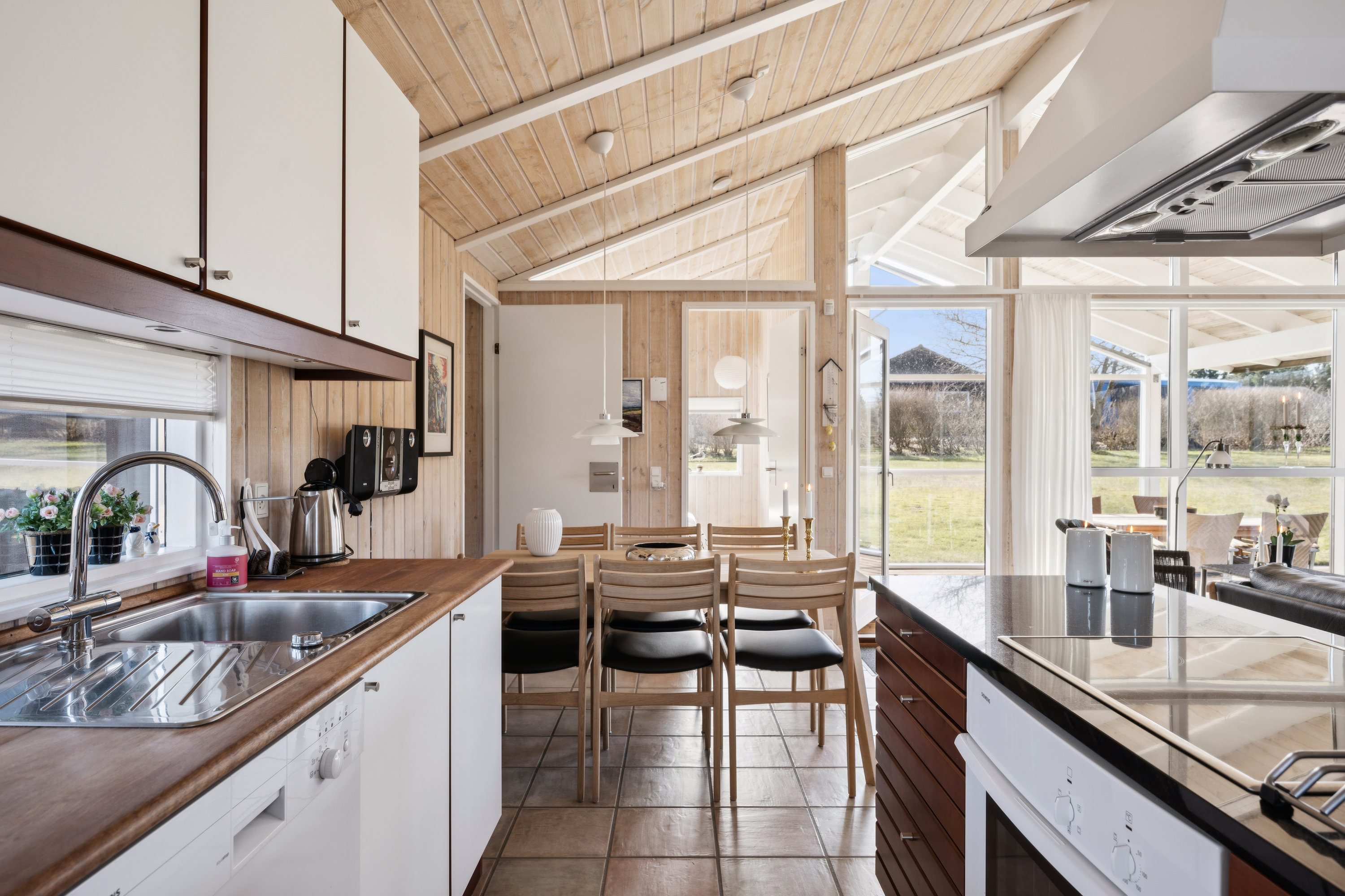 Fremhævet køkken billede i fuldskærmstilstand. Billede af Ravnsvej 36, Egsmark Strand, 8400 Ebeltoft