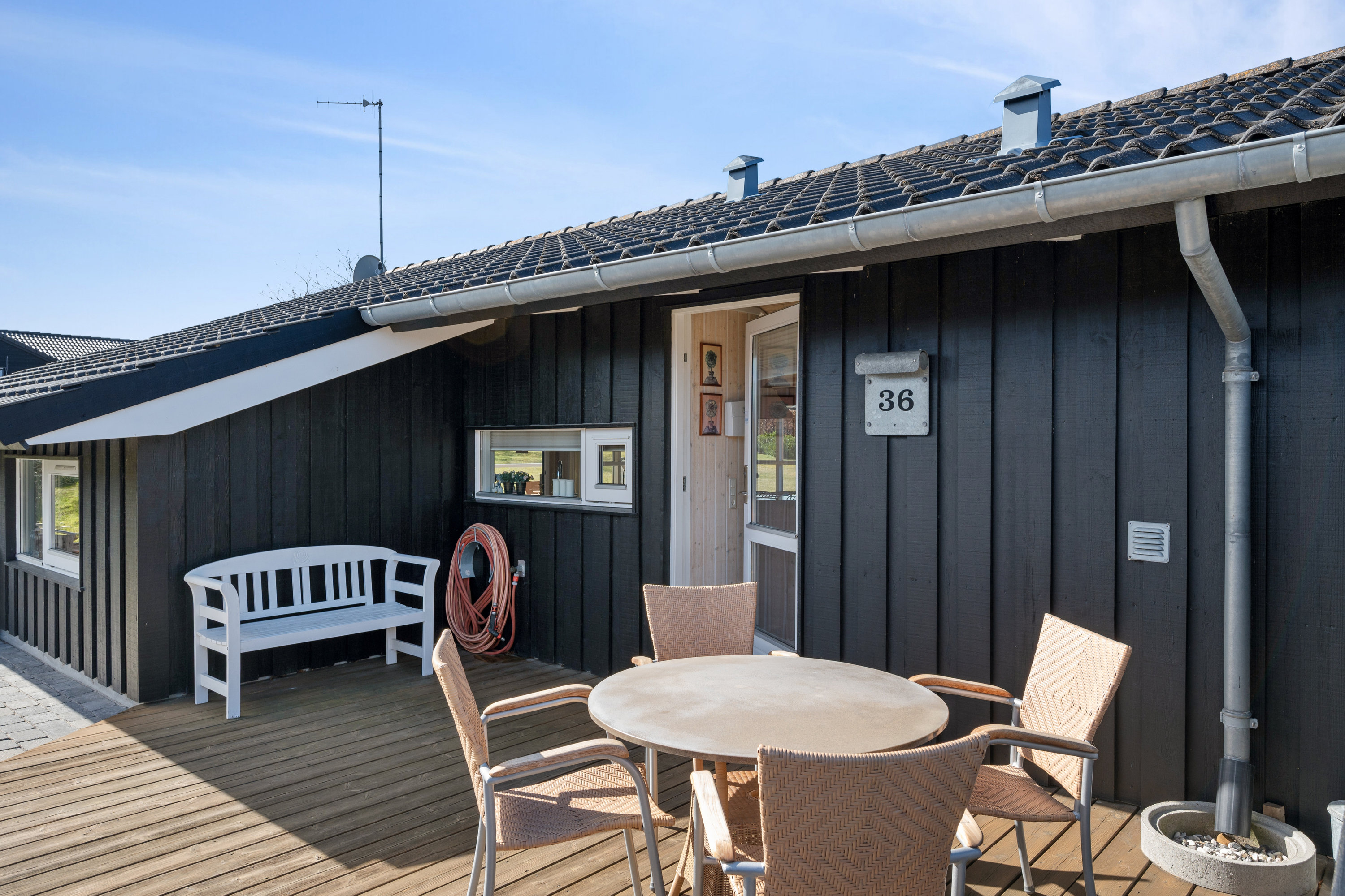 Fremhævet terrasse billede i fuldskærmstilstand. Billede af Ravnsvej 36, Egsmark Strand, 8400 Ebeltoft