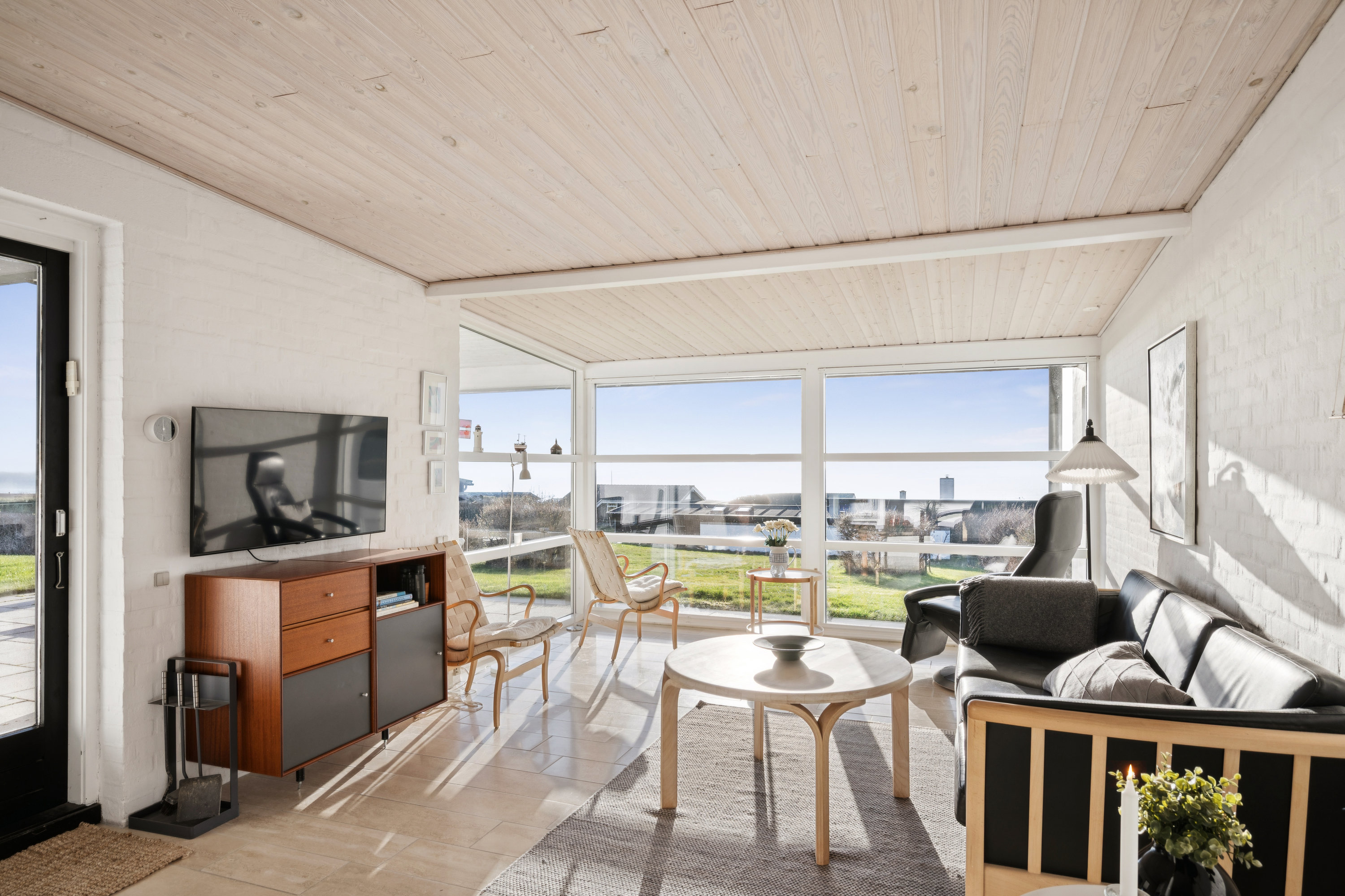 Fremhævet stue billede i fuldskærmstilstand. Billede af Lerbakken 27, Skødshoved Strand, 8420 Knebel