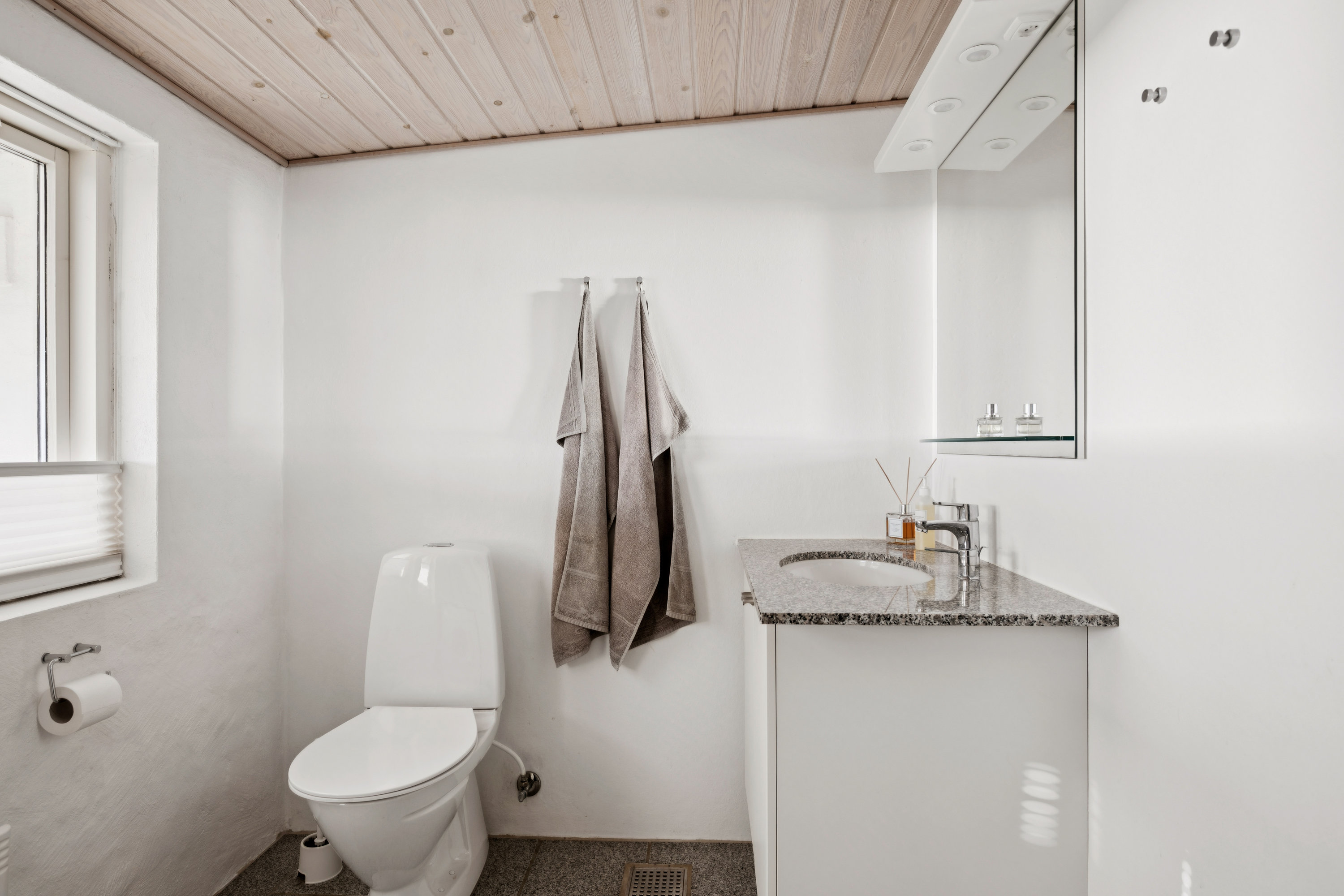 Fremhævet badeværelse billede i fuldskærmstilstand. Billede af Lerbakken 27, Skødshoved Strand, 8420 Knebel