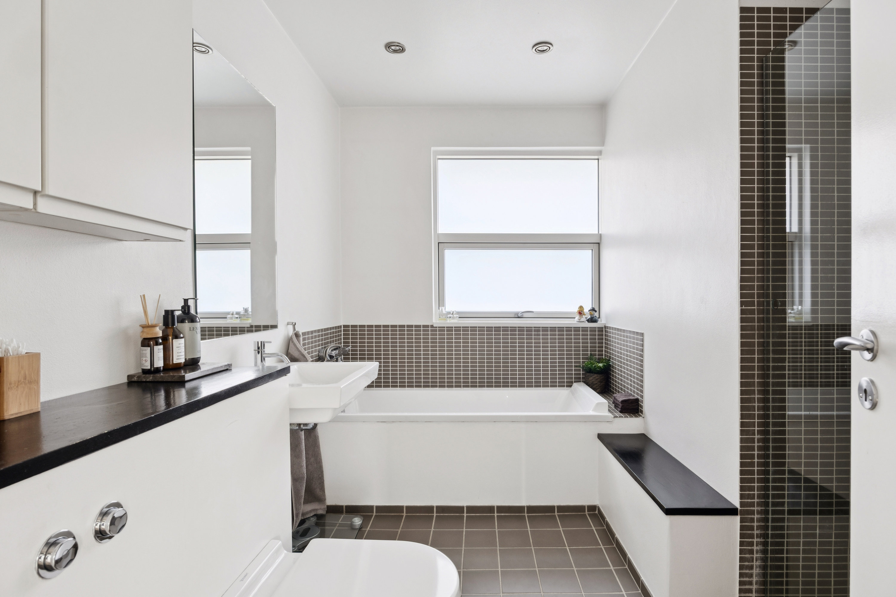 Fremhævet badeværelse billede i fuldskærmstilstand. Billede af Kaprifolievej 2, 4600 Køge