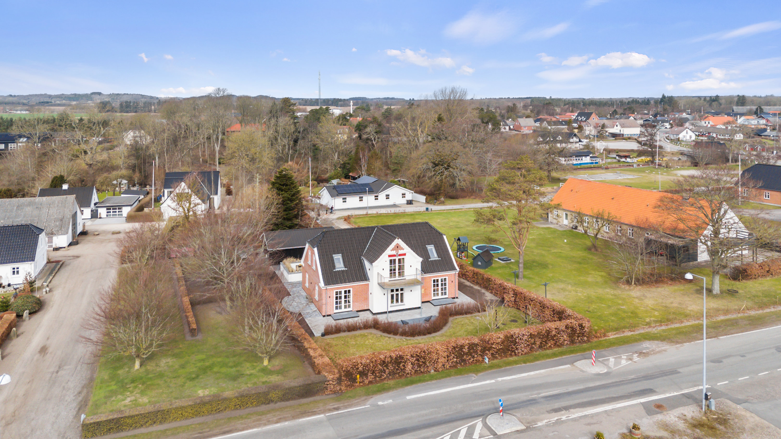 Fremhævet luftfoto mod vest billede i fuldskærmstilstand. Billede af Åhavevej 9, Voerså, 9300 Sæby