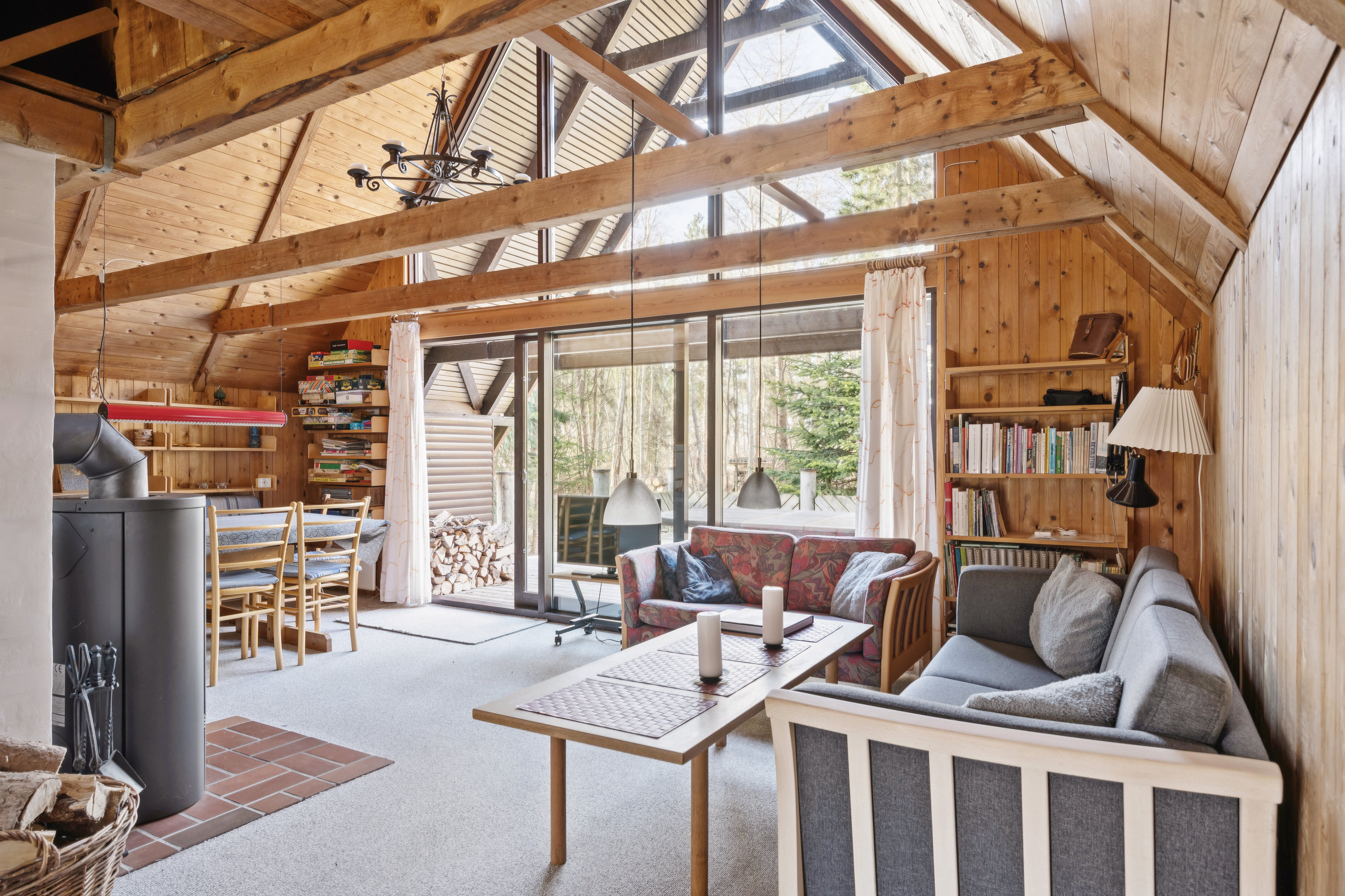 Fremhævet stue billede i fuldskærmstilstand. Billede af Bjarkes Grund 6, Øer Strand, 8400 Ebeltoft