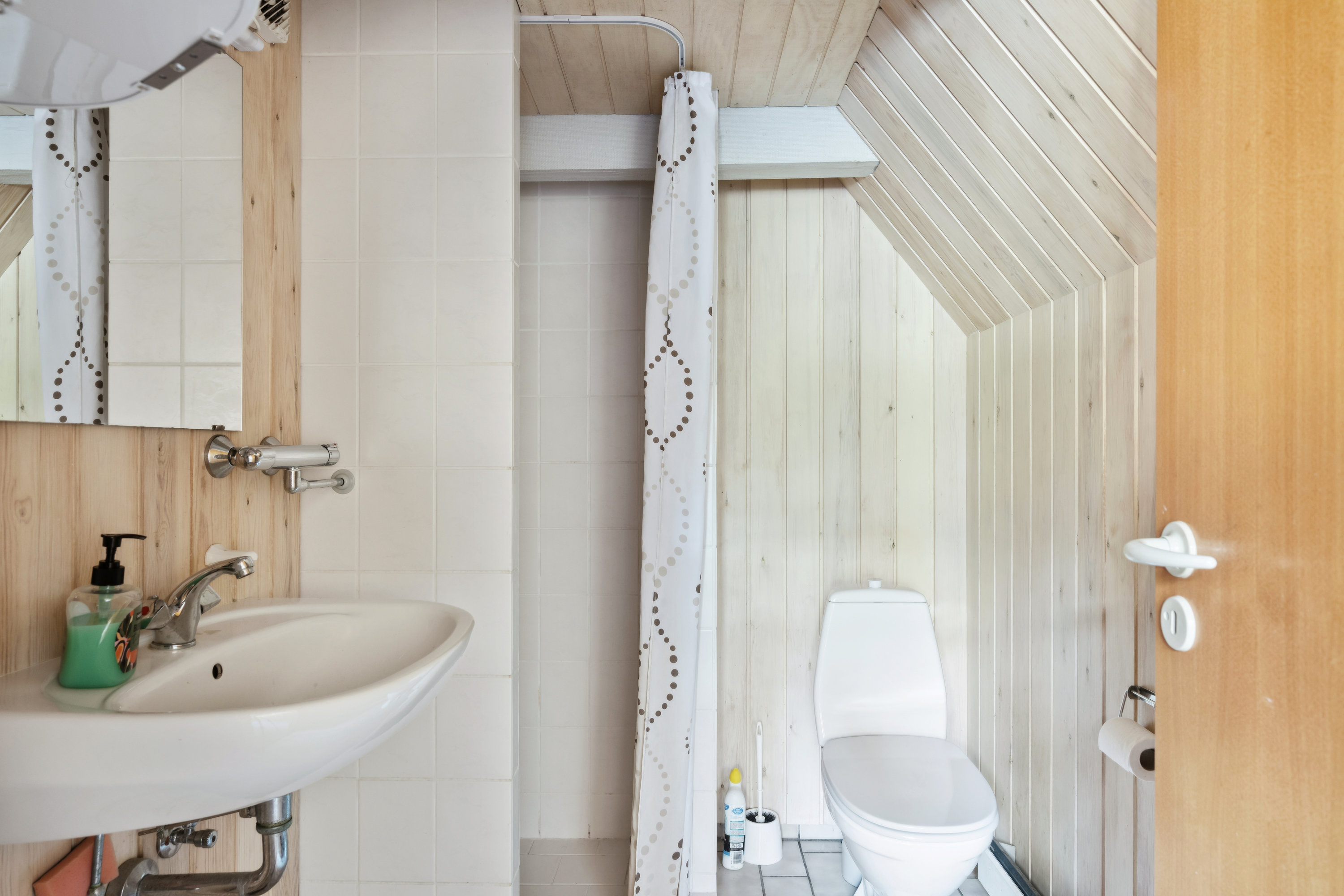 Fremhævet badeværelse billede i fuldskærmstilstand. Billede af Bjarkes Grund 6, Øer Strand, 8400 Ebeltoft