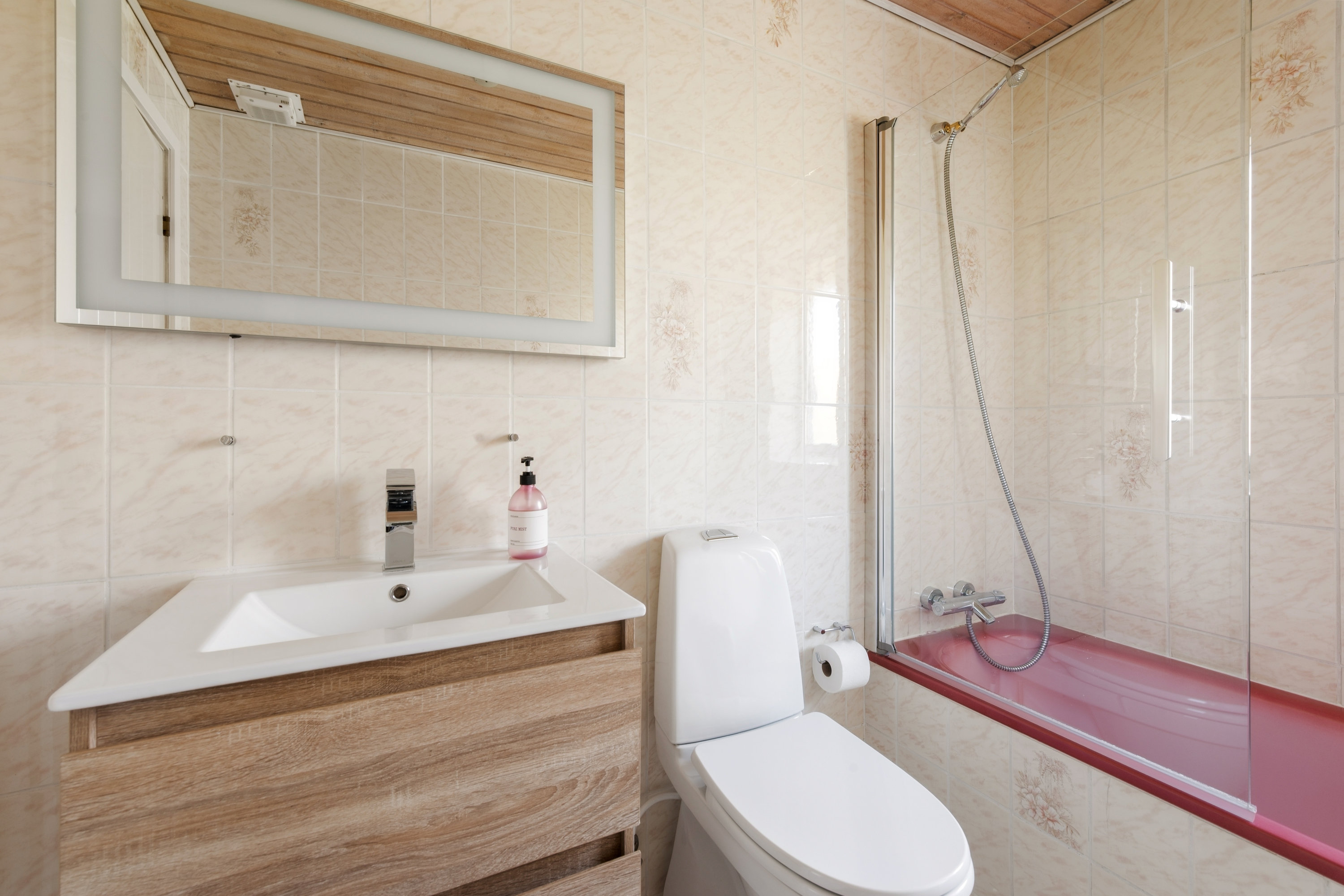 Fremhævet badeværelse billede i fuldskærmstilstand. Billede af Hundige Bygade 5, 2670 Greve