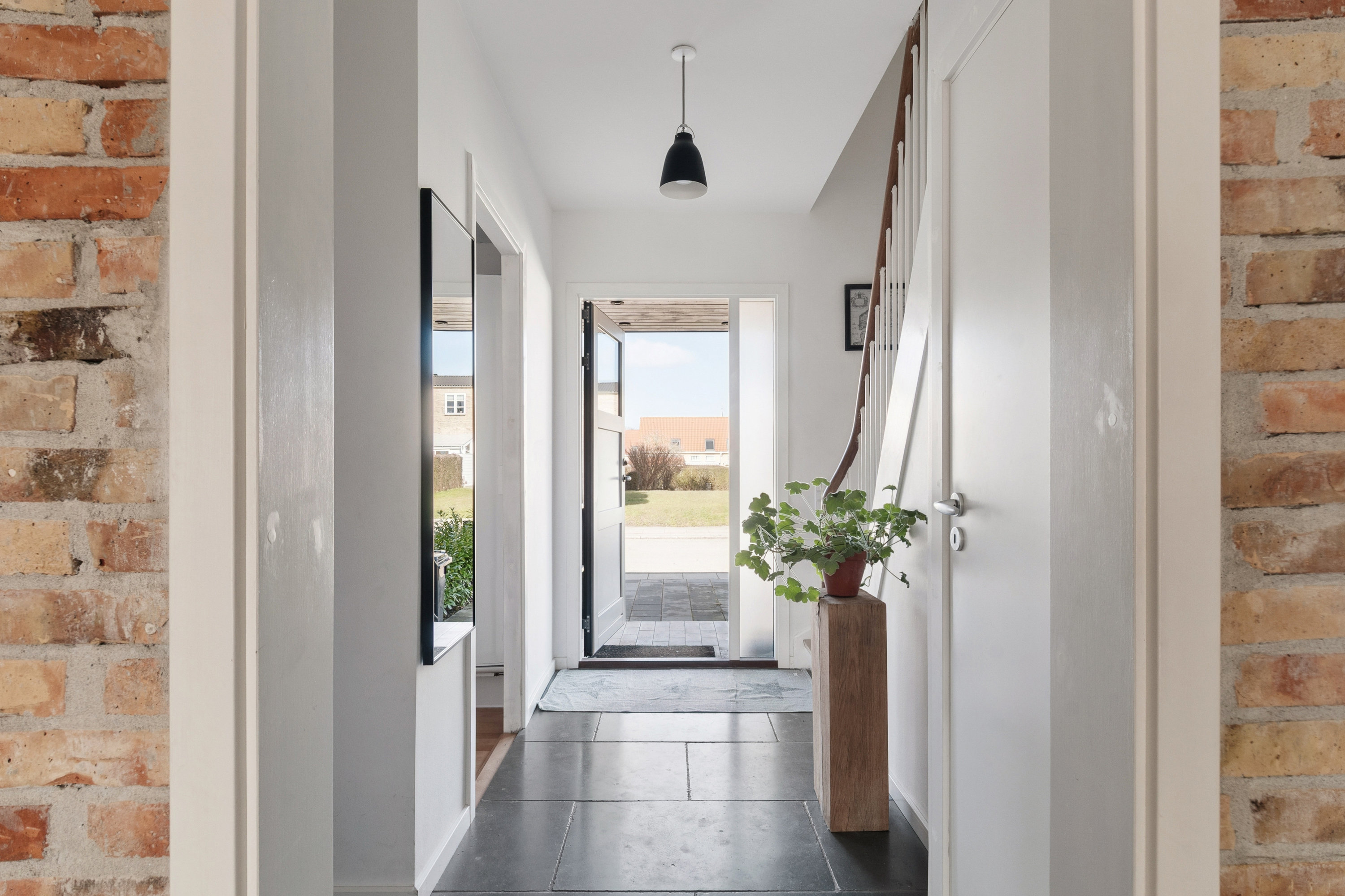 Fremhævet gang billede i fuldskærmstilstand. Billede af Hadsten Alle 43, 2770 Kastrup