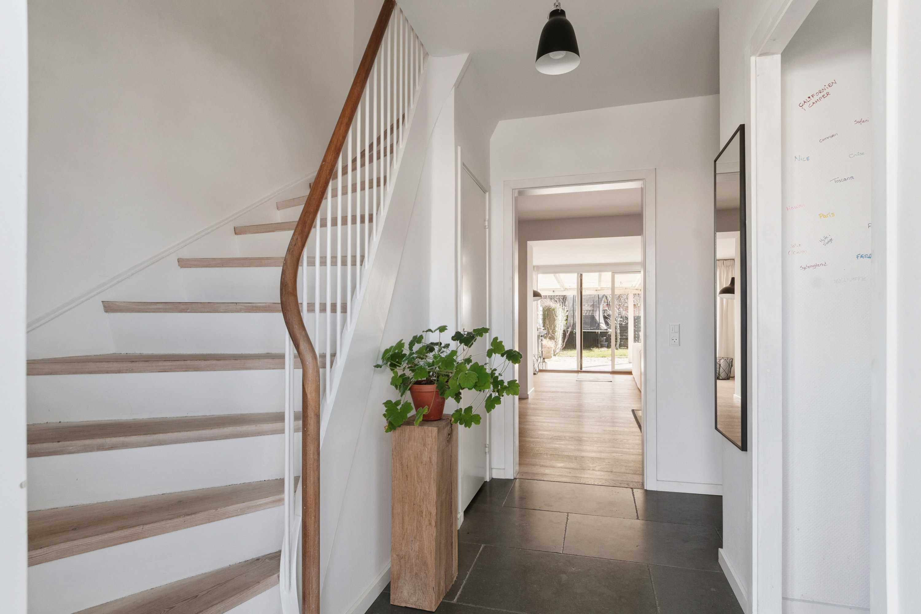 Fremhævet gang billede i fuldskærmstilstand. Billede af Hadsten Alle 43, 2770 Kastrup