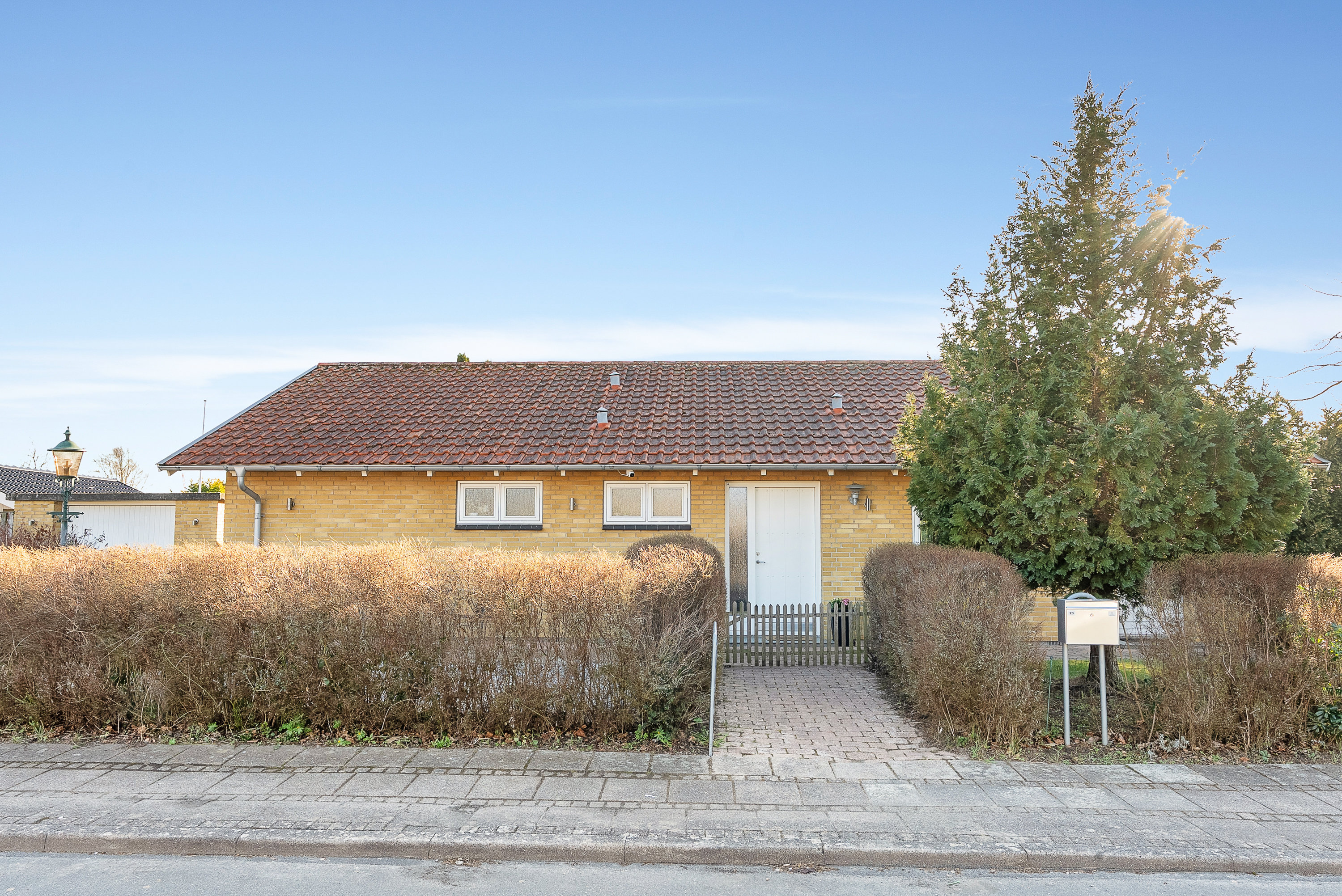 Fremhævet facade billede i fuldskærmstilstand. Billede af Rugvangen 23, Otterup, 5450 Otterup