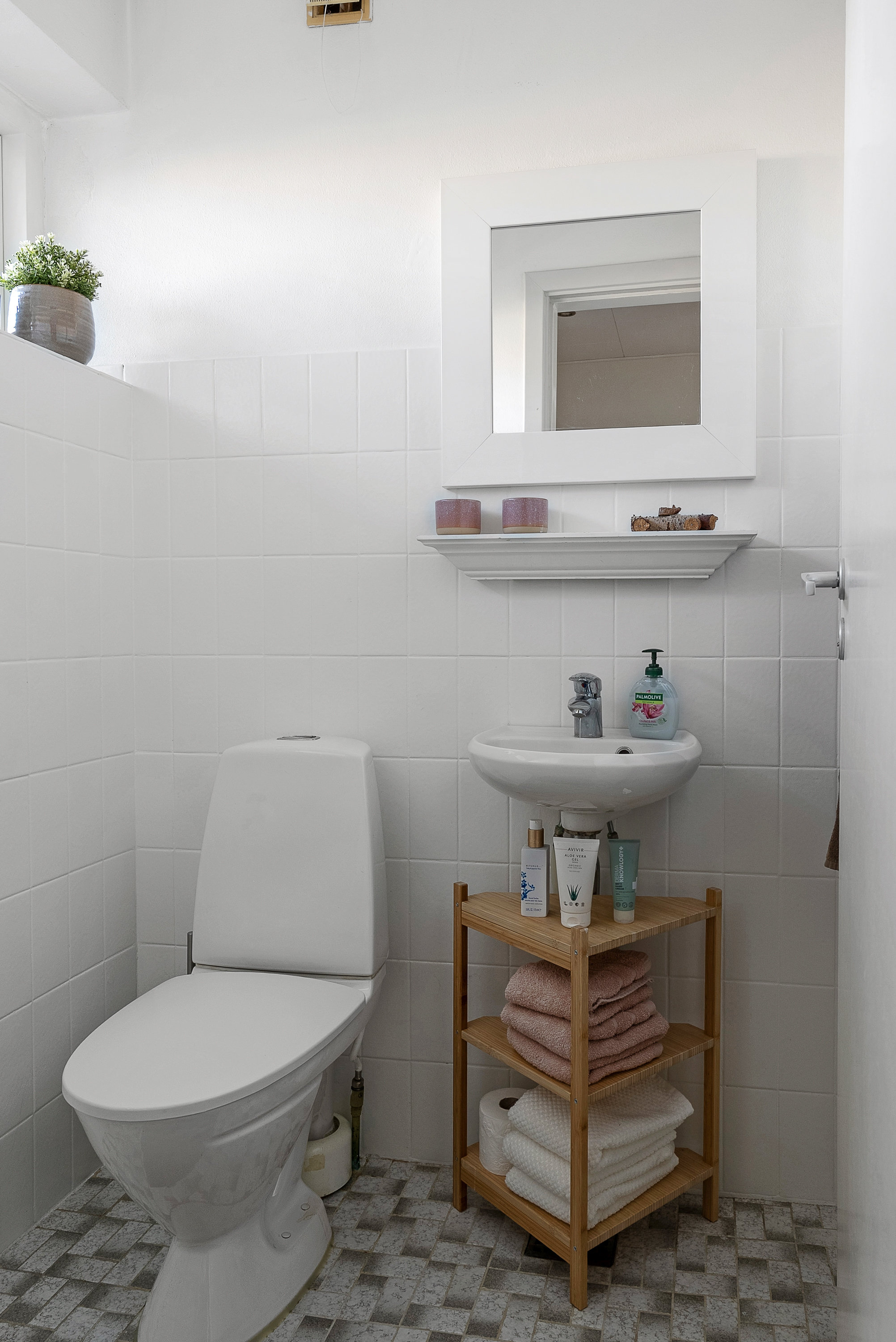 Fremhævet toilet billede i fuldskærmstilstand. Billede af Rugvangen 23, Otterup, 5450 Otterup