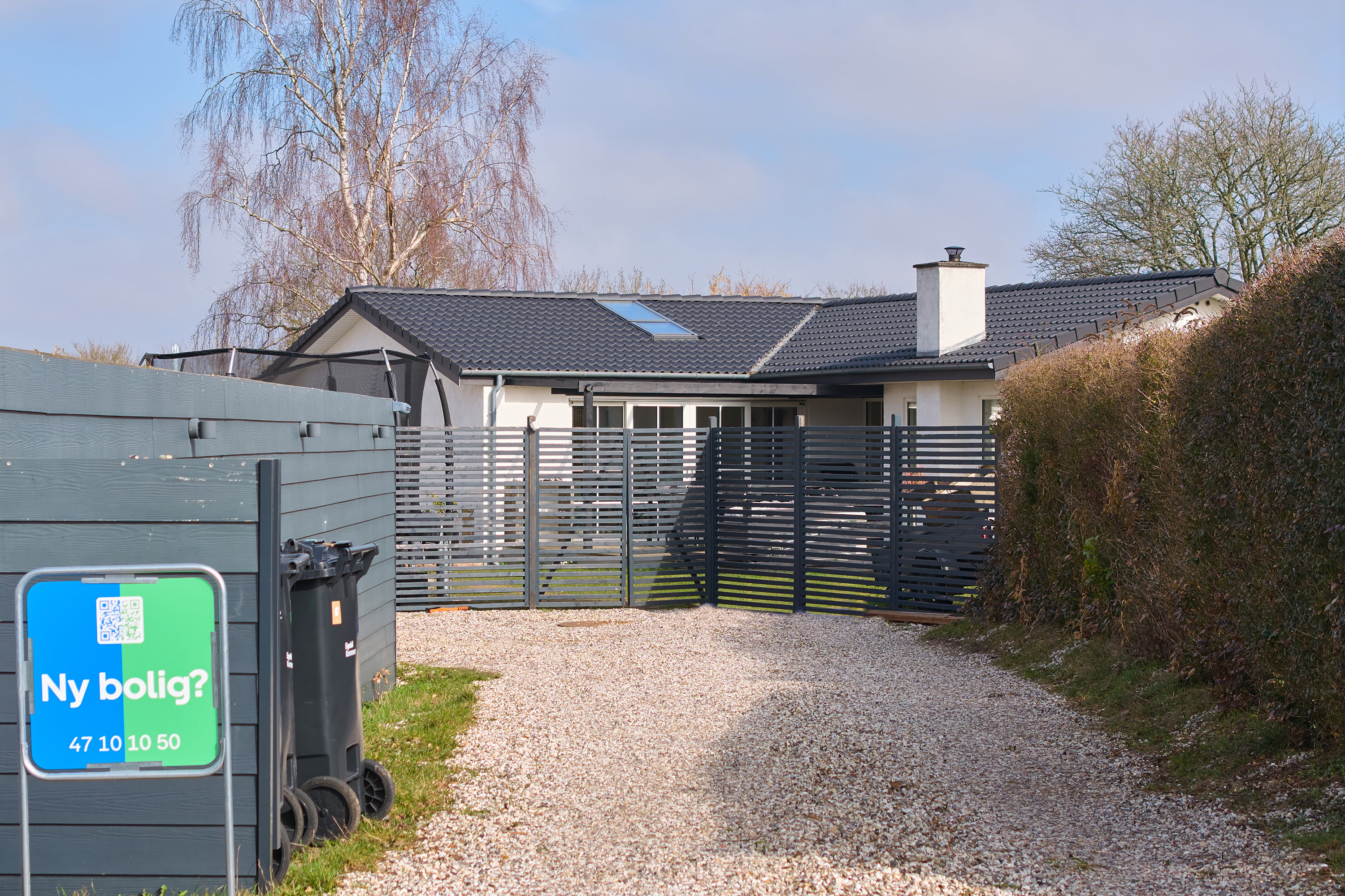 Fremhævet indkørsel billede i fuldskærmstilstand. Billede af Vibevej 13, 3660 Stenløse