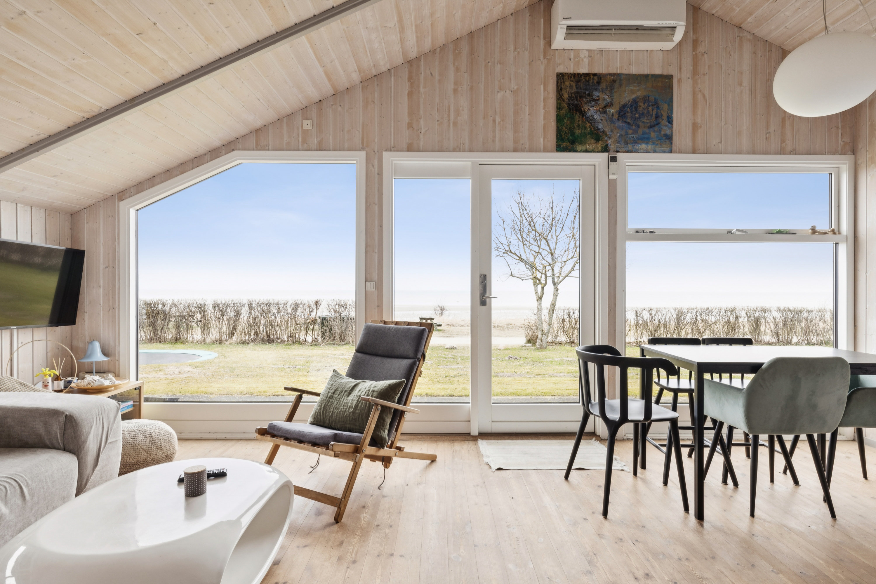 Fremhævet stue billede i fuldskærmstilstand. Billede af Ved Stranden 30, Lystrup Strand, 8961 Allingåbro