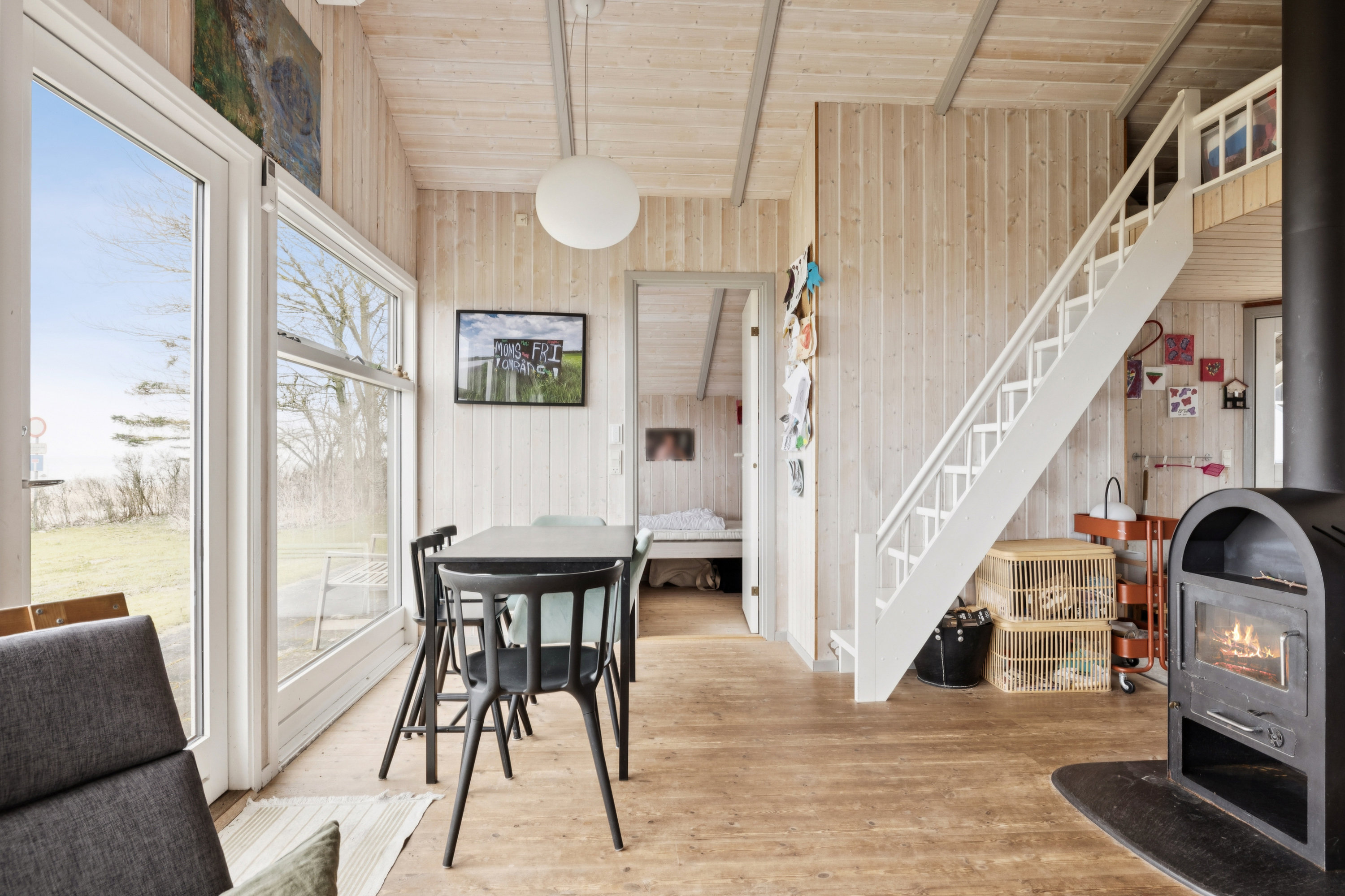 Fremhævet stue billede i fuldskærmstilstand. Billede af Ved Stranden 30, Lystrup Strand, 8961 Allingåbro