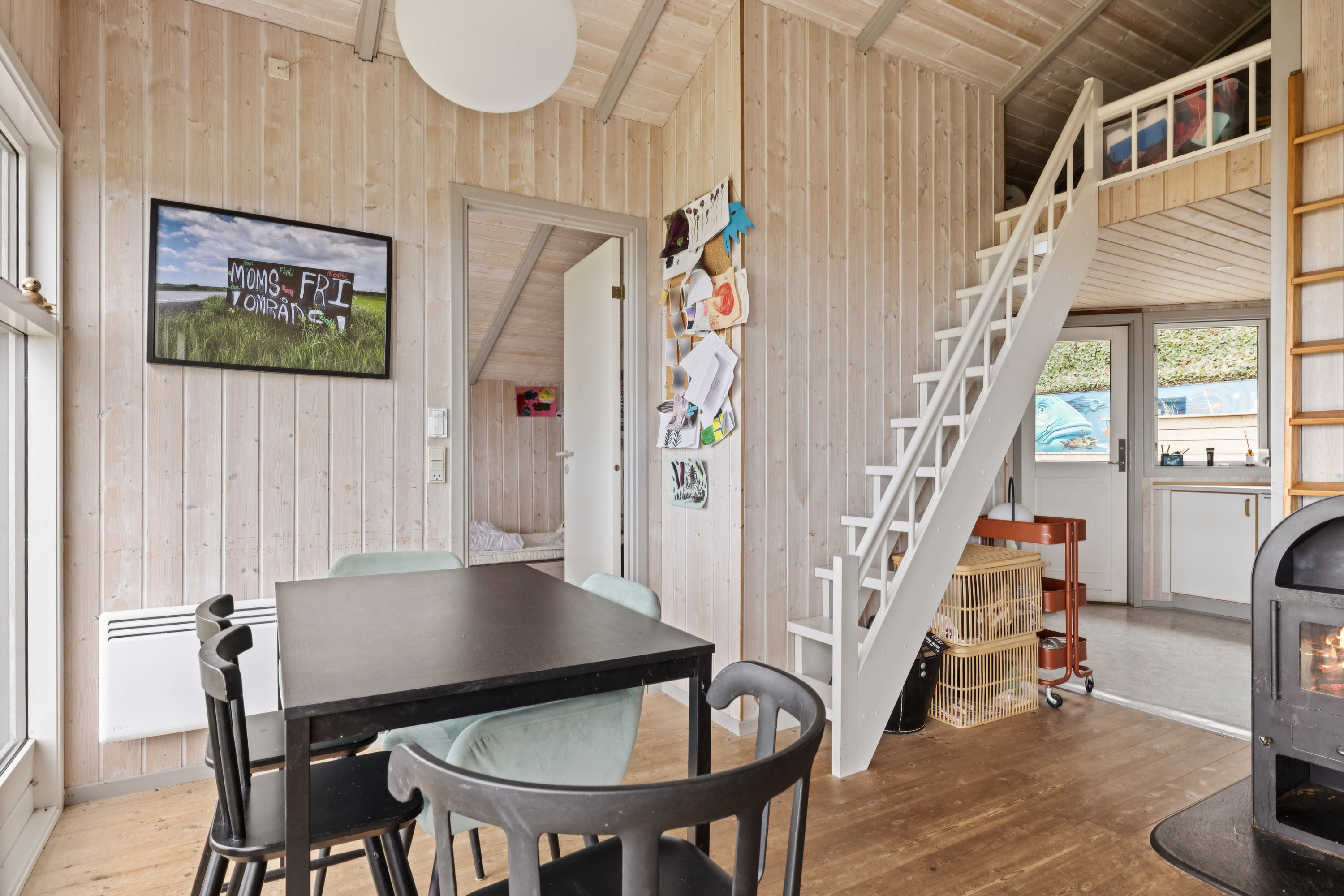 Fremhævet stue billede i fuldskærmstilstand. Billede af Ved Stranden 30, Lystrup Strand, 8961 Allingåbro